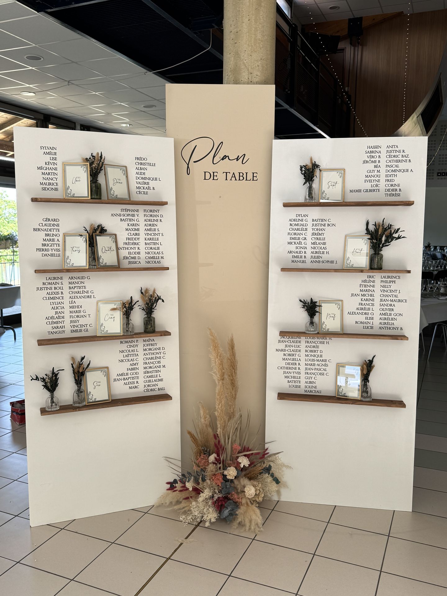 plan de table sable et blanc fleurs sèches et pampas