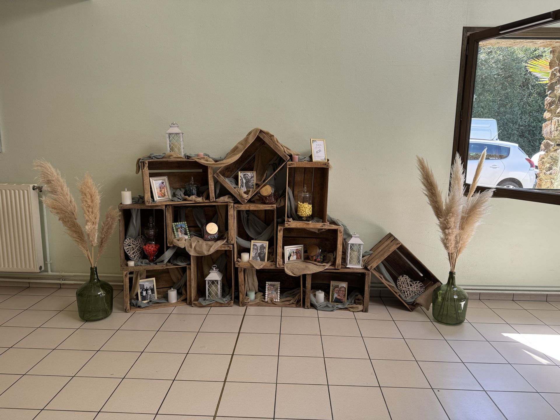bar à bonbon en bois vase et pampas
