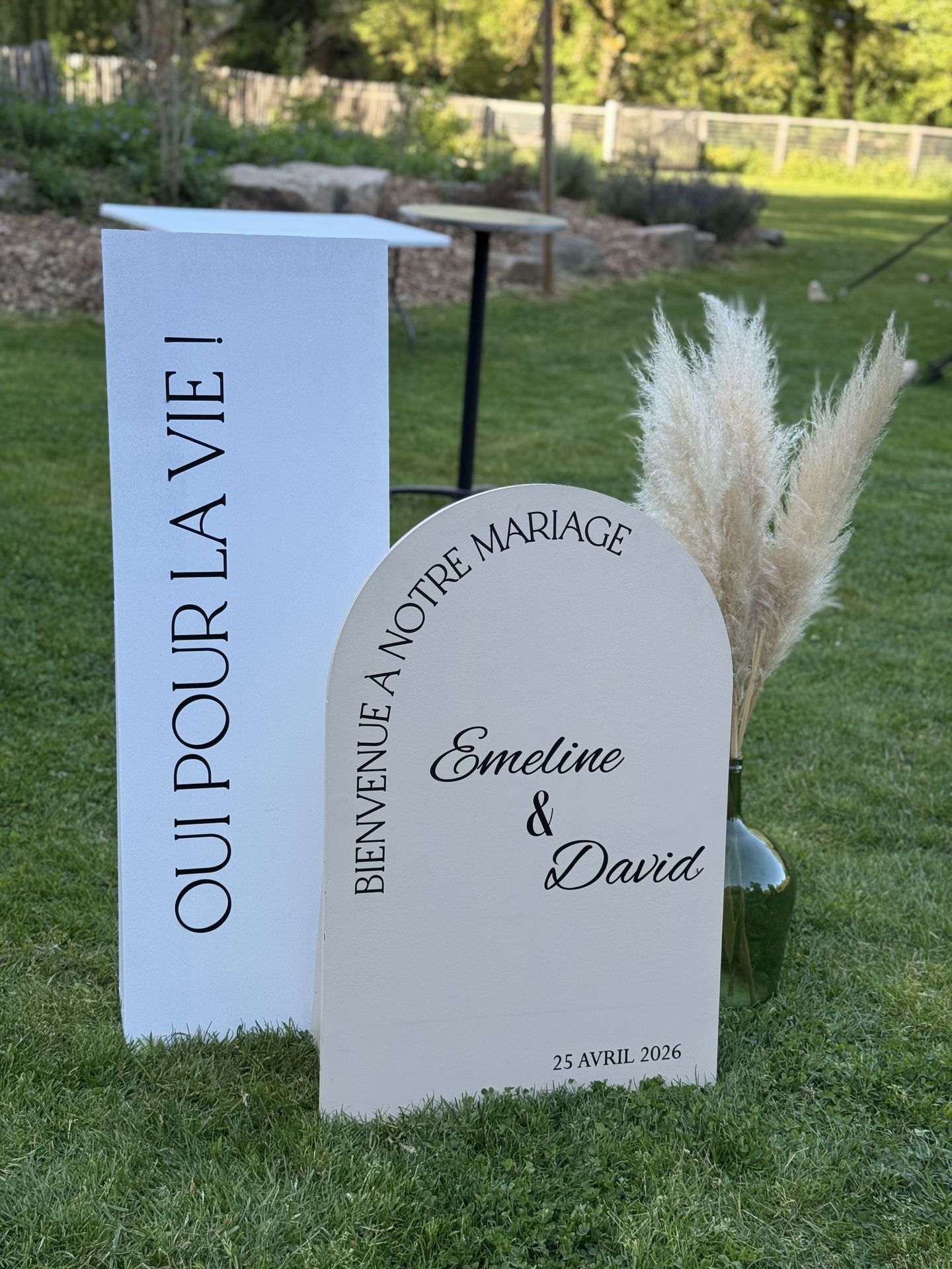 panneau de bienvenu sable et blanc vase pampas