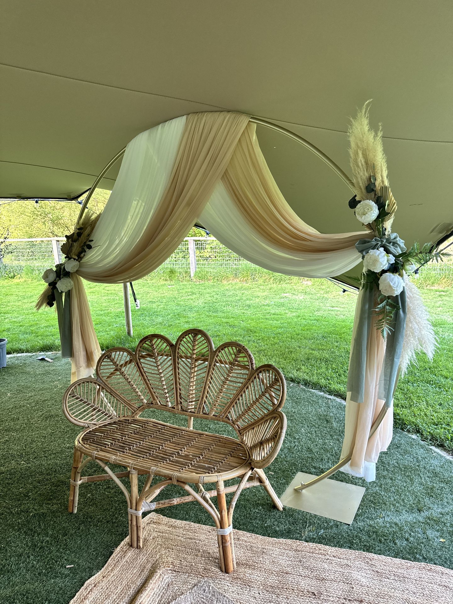cérémonie laique banquet en maille original et arche drapé sable pampas