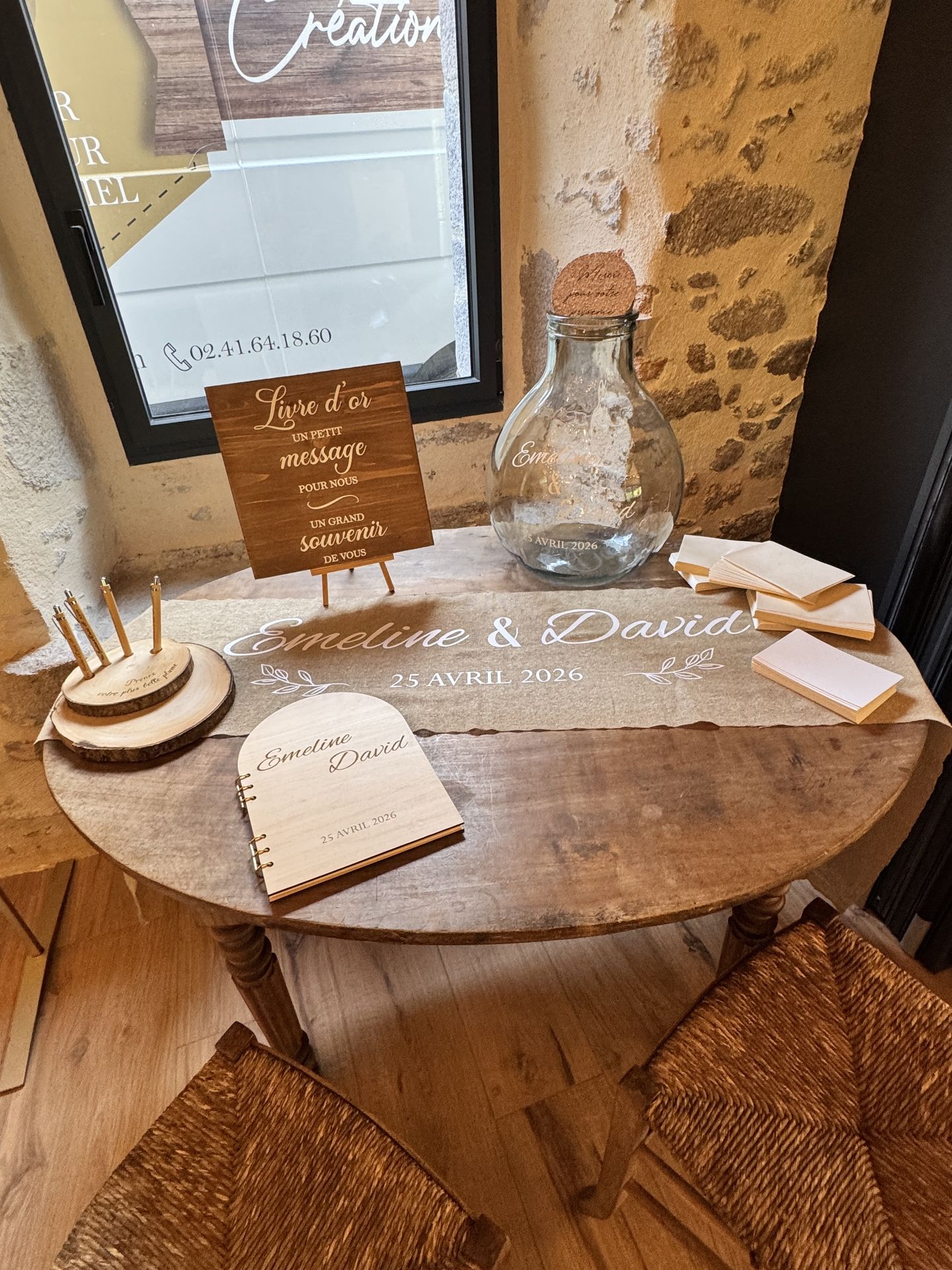 table cagnotte et livre d'or en bois chemin de table personnalisé