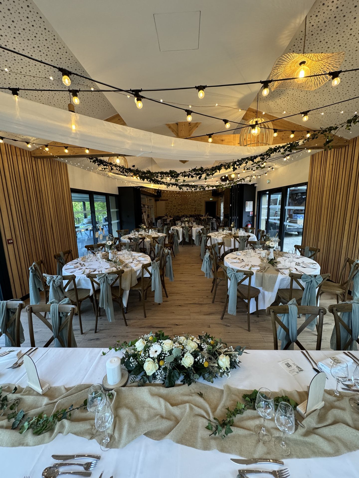 plafond drapé guinguette led et feui table blanche noeud de chaise vert sauge composition florales