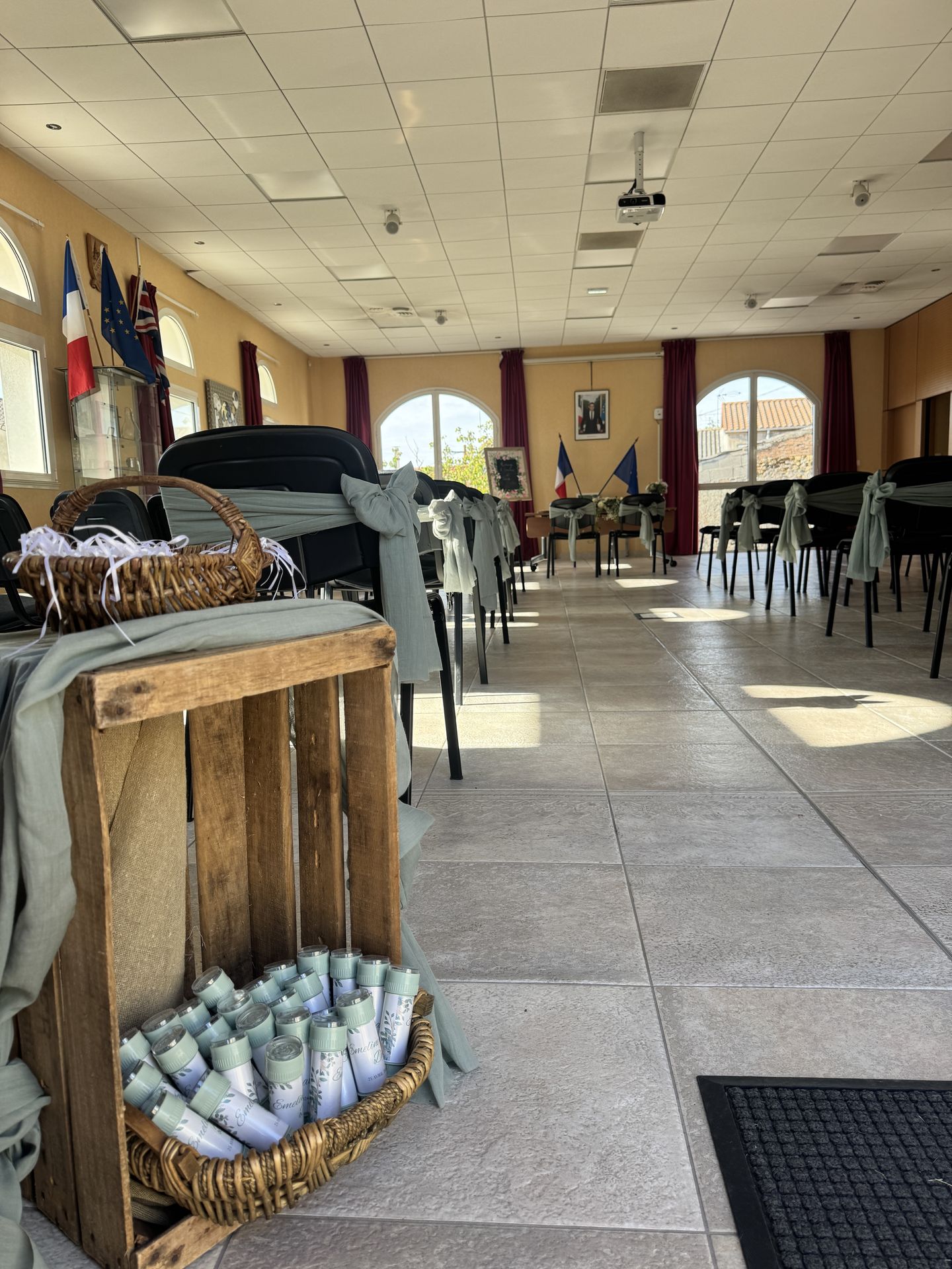 décor mairie cadeau invité personnalisé noeud de chaise vert sauge