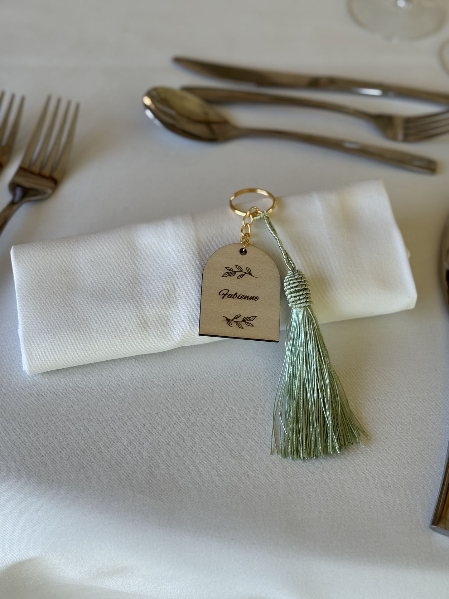 cadeau invité porte clé en bois personnalisé