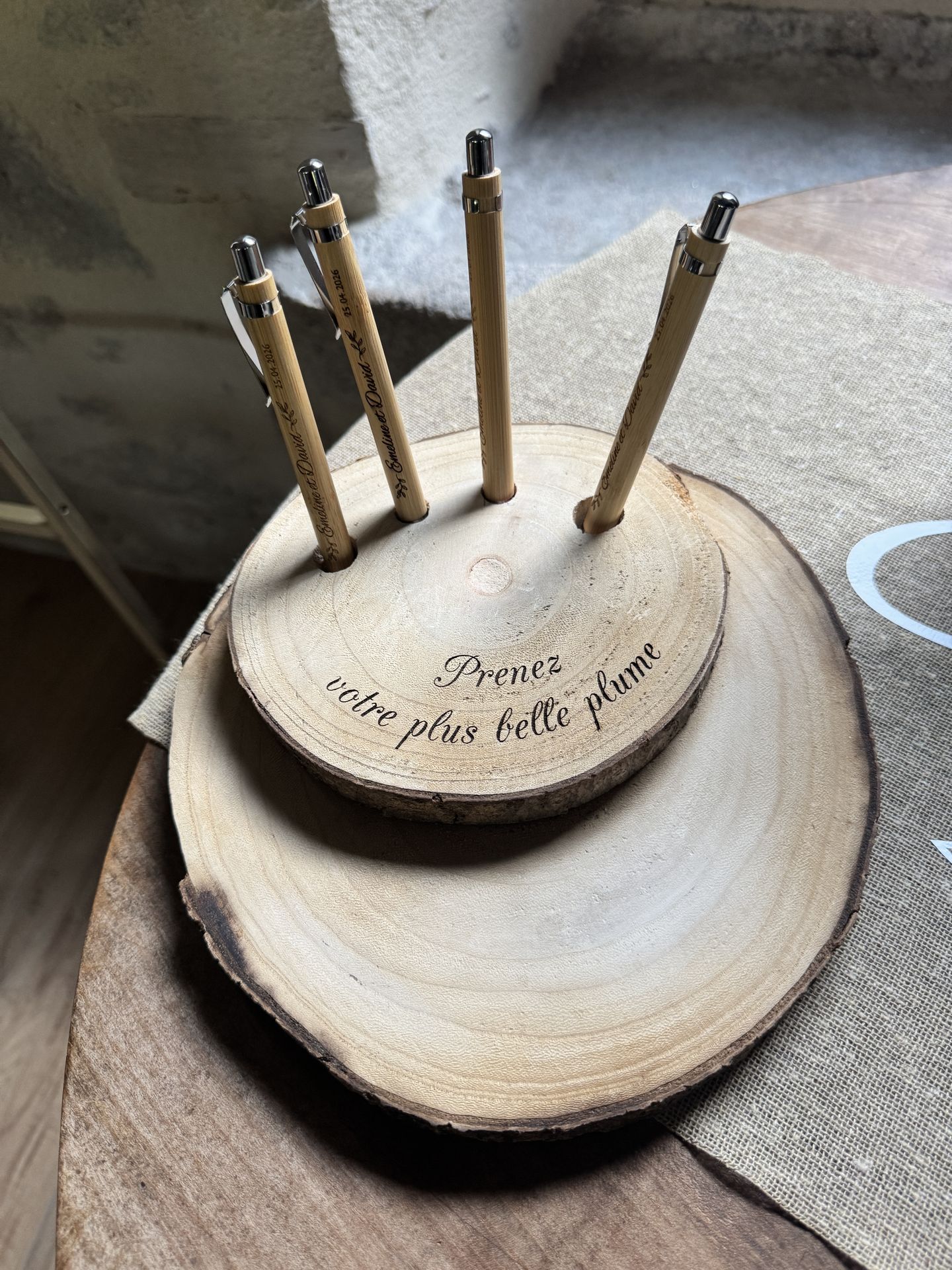 socle en bois pour crayon personnalisé