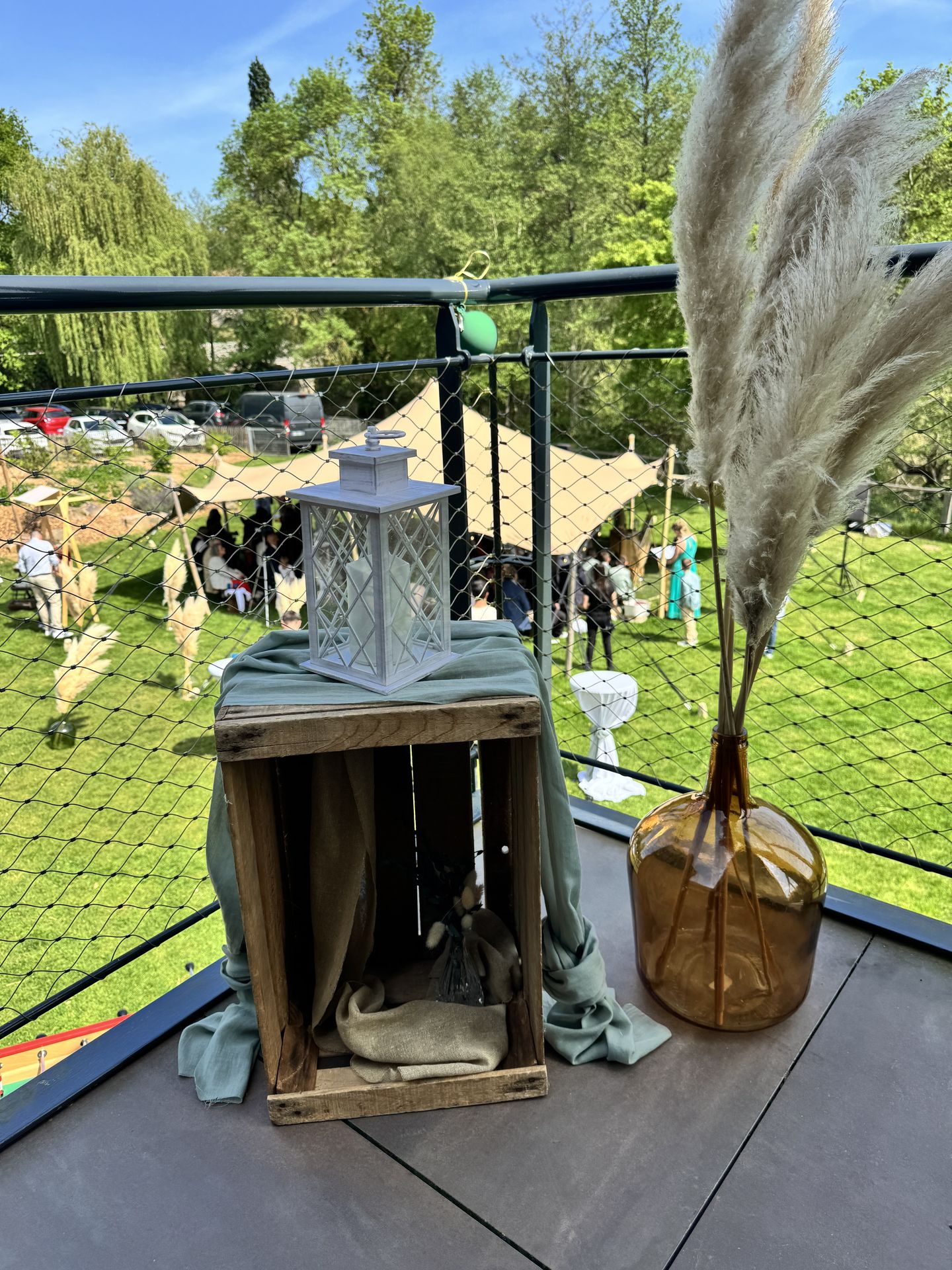 décor cagette en bois vert sauge lanterne blanche et vase pampas