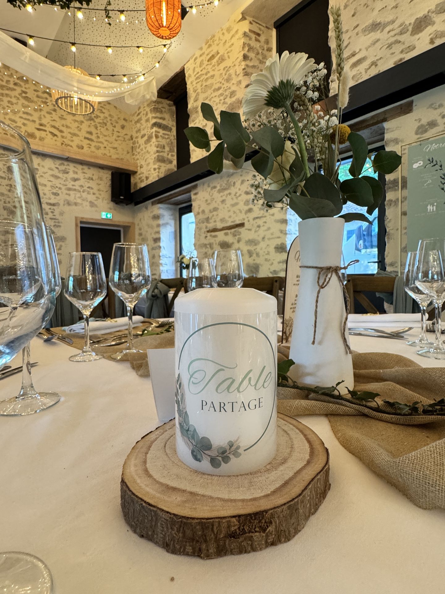 tale blanche chemin de table sable nom de table bougie personnalisé vase blanc et composition florales