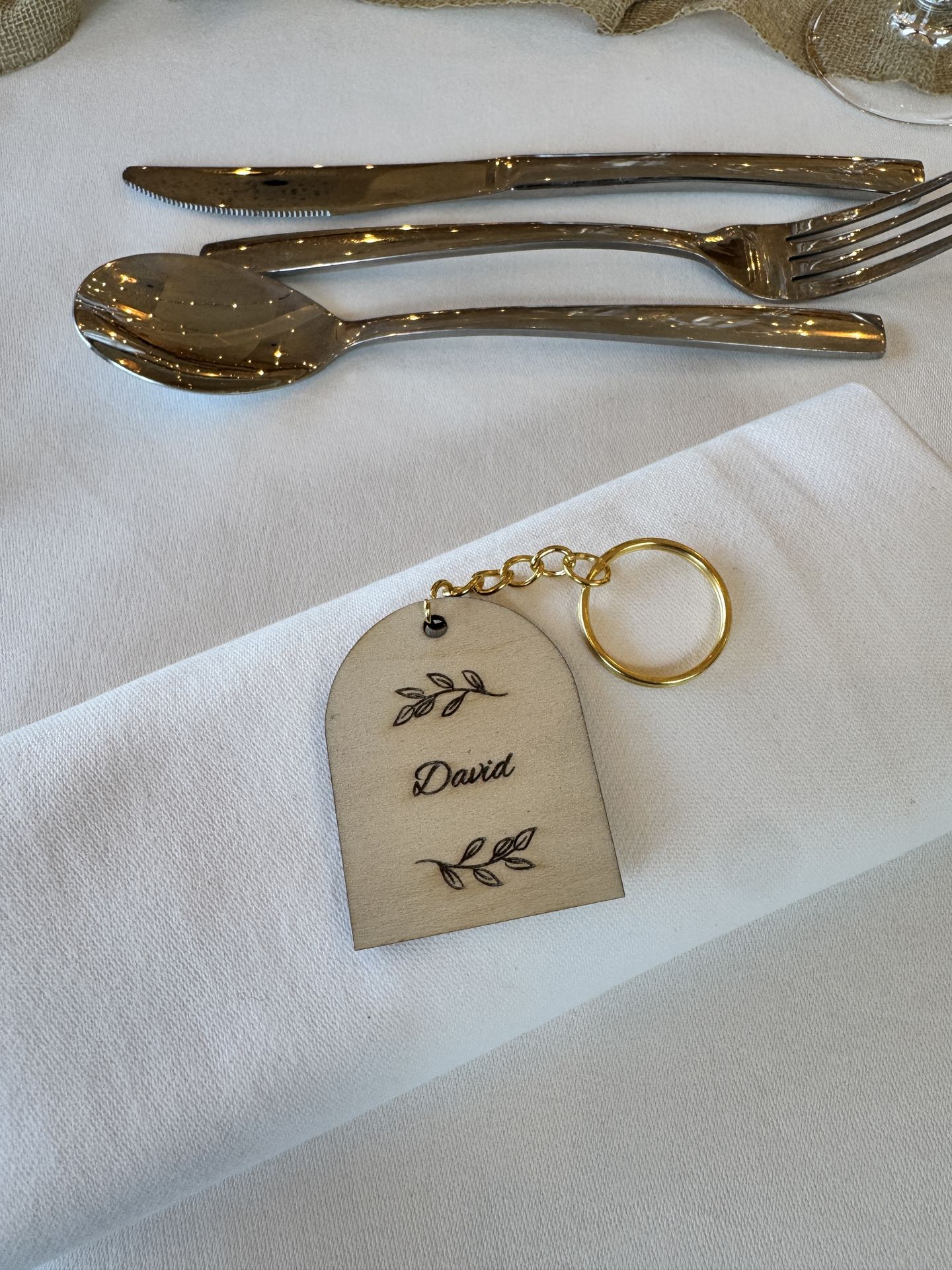 cadeau invité porte clé en bois personnalisé