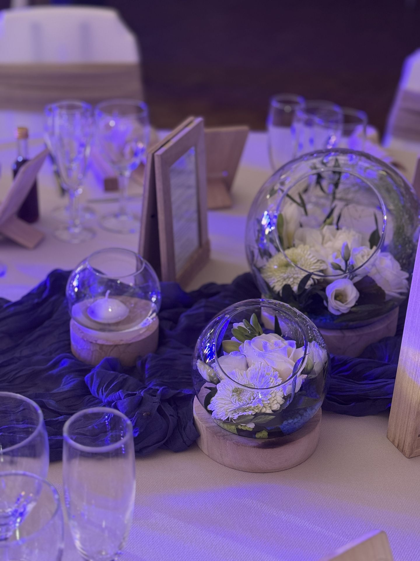 centre de table chemin bleu marine coupole vase et fleurs blanche bougies