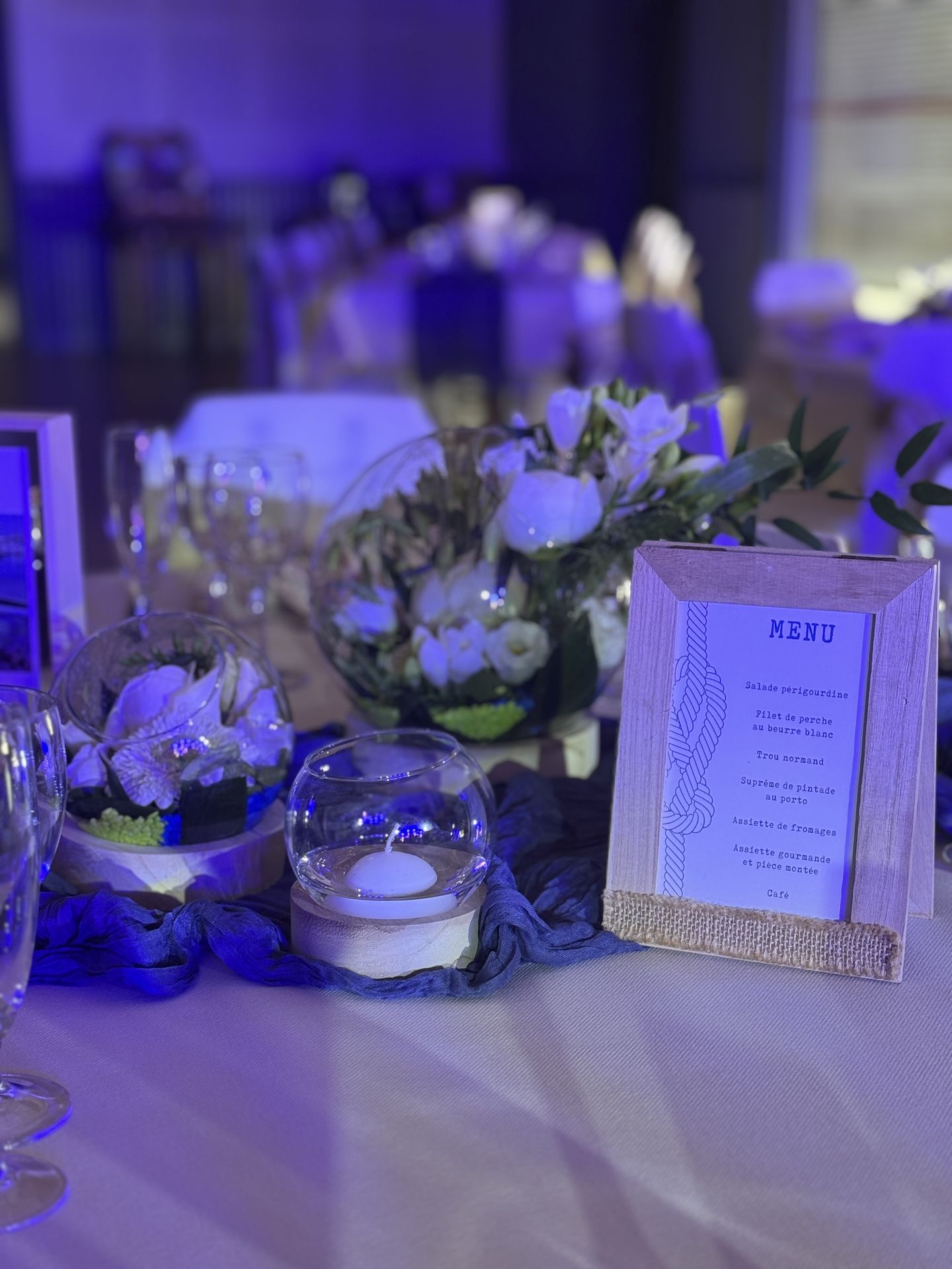 centre de table chemin bleu marine coupole vase et fleurs blanche bougies menu en bois