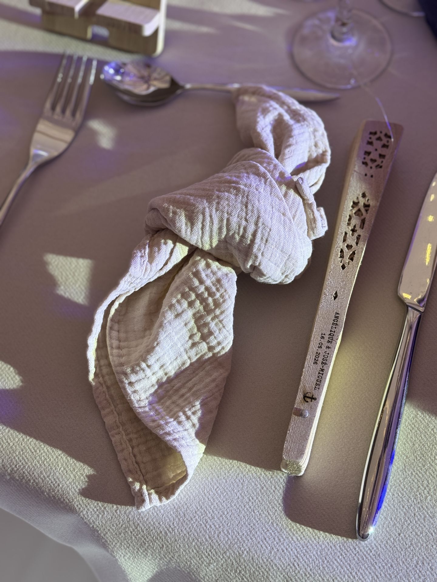serviette en gaz de coton beige et cadeau invité personnalisé en bois
