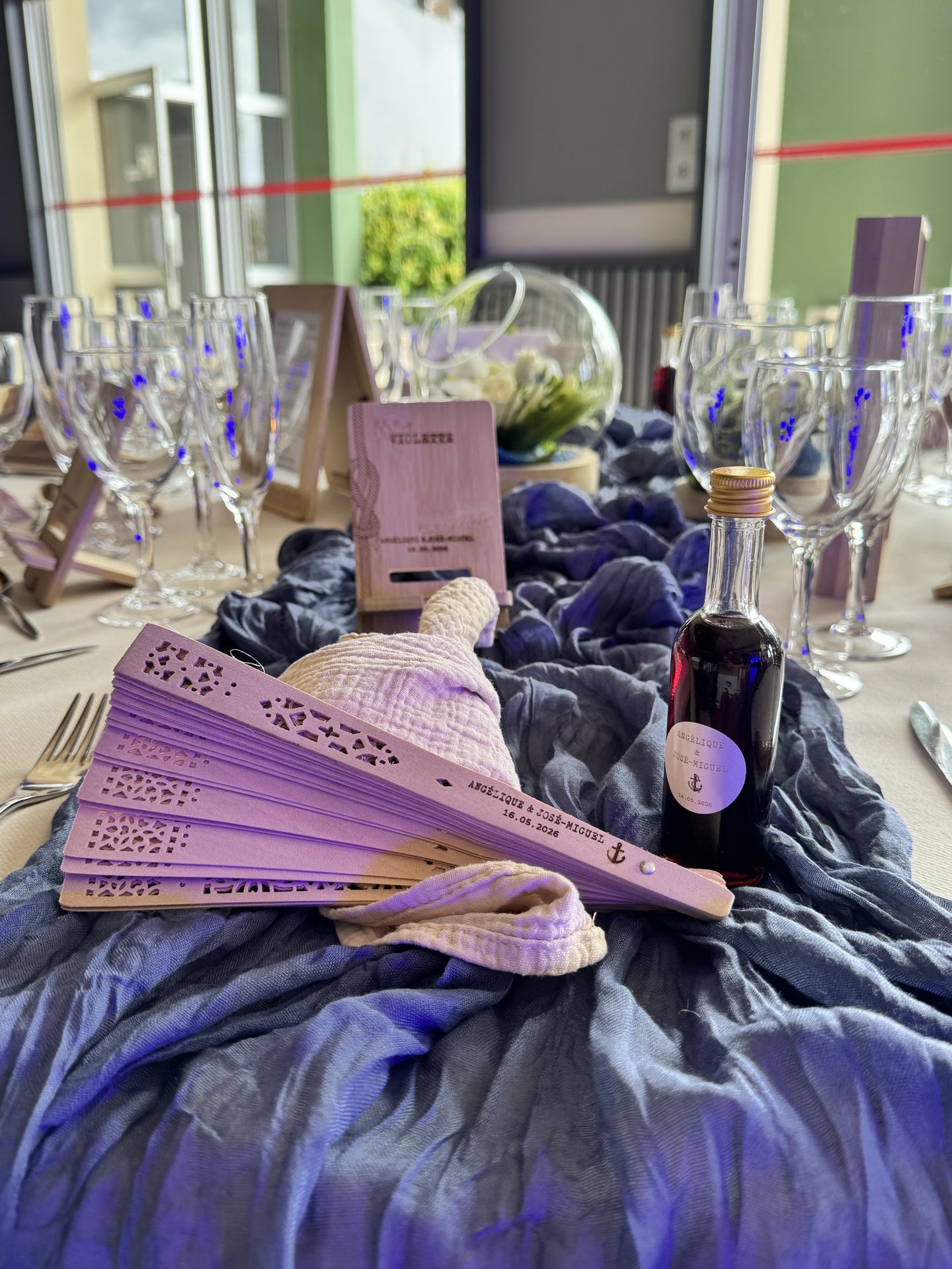chemin de table bleu cadeau invité personnalisé éventail porte téléphone