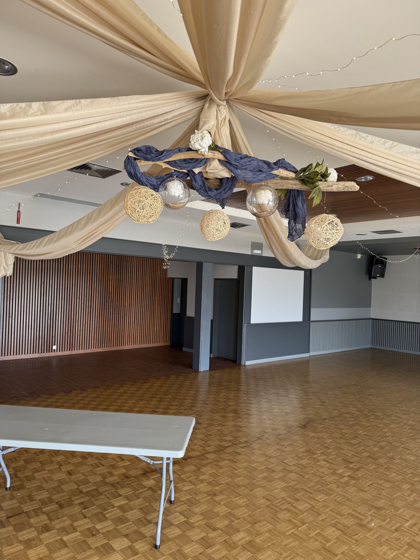 plafond tentures sable structure échelle et boules chinoises
