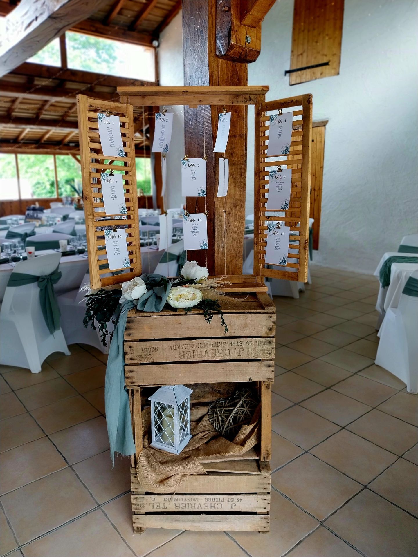 plan de table cagette en bois composition fleurs sèches et décor lanterne