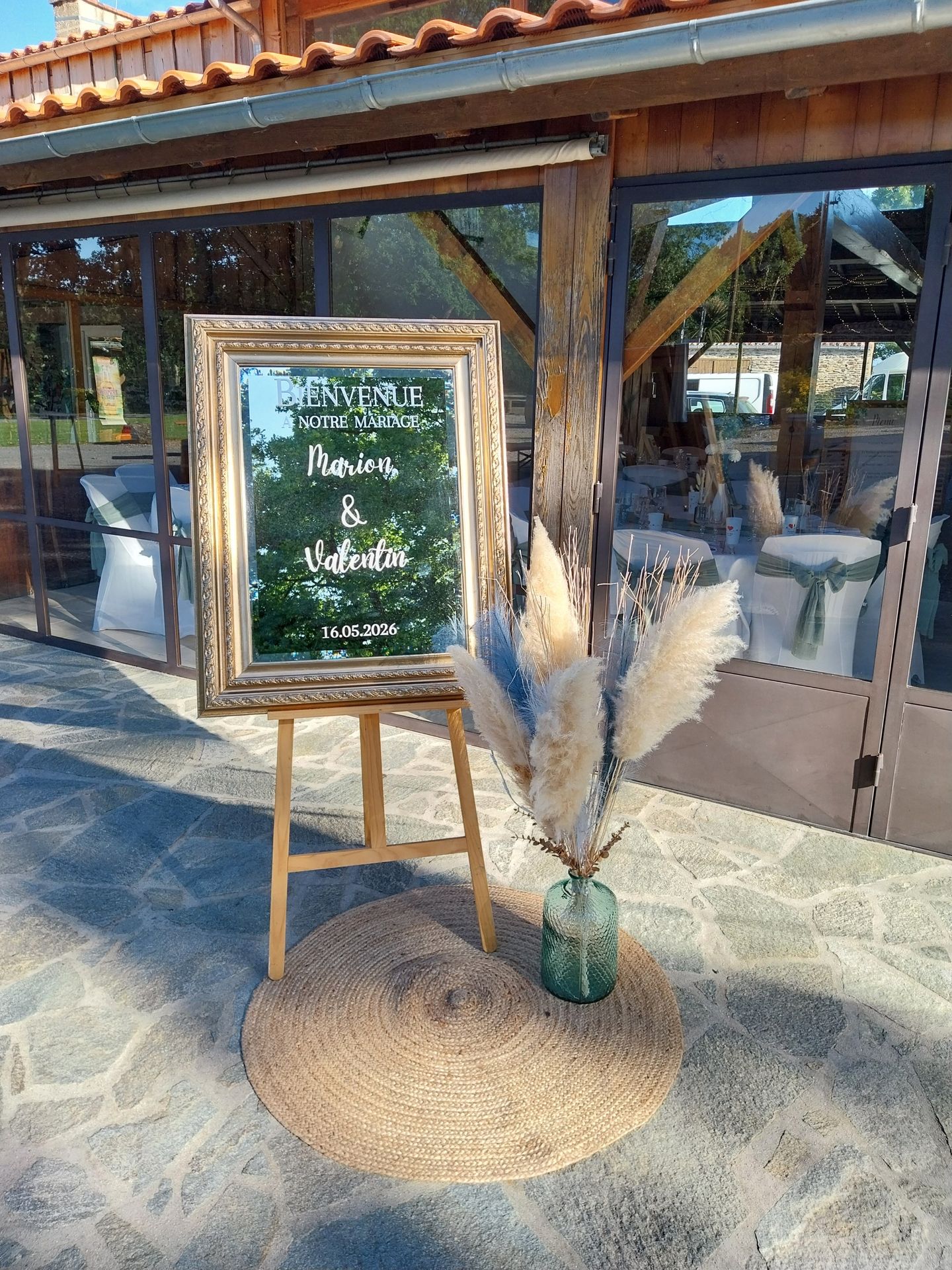 panneau de bienvenu miroir doré et vase pampas