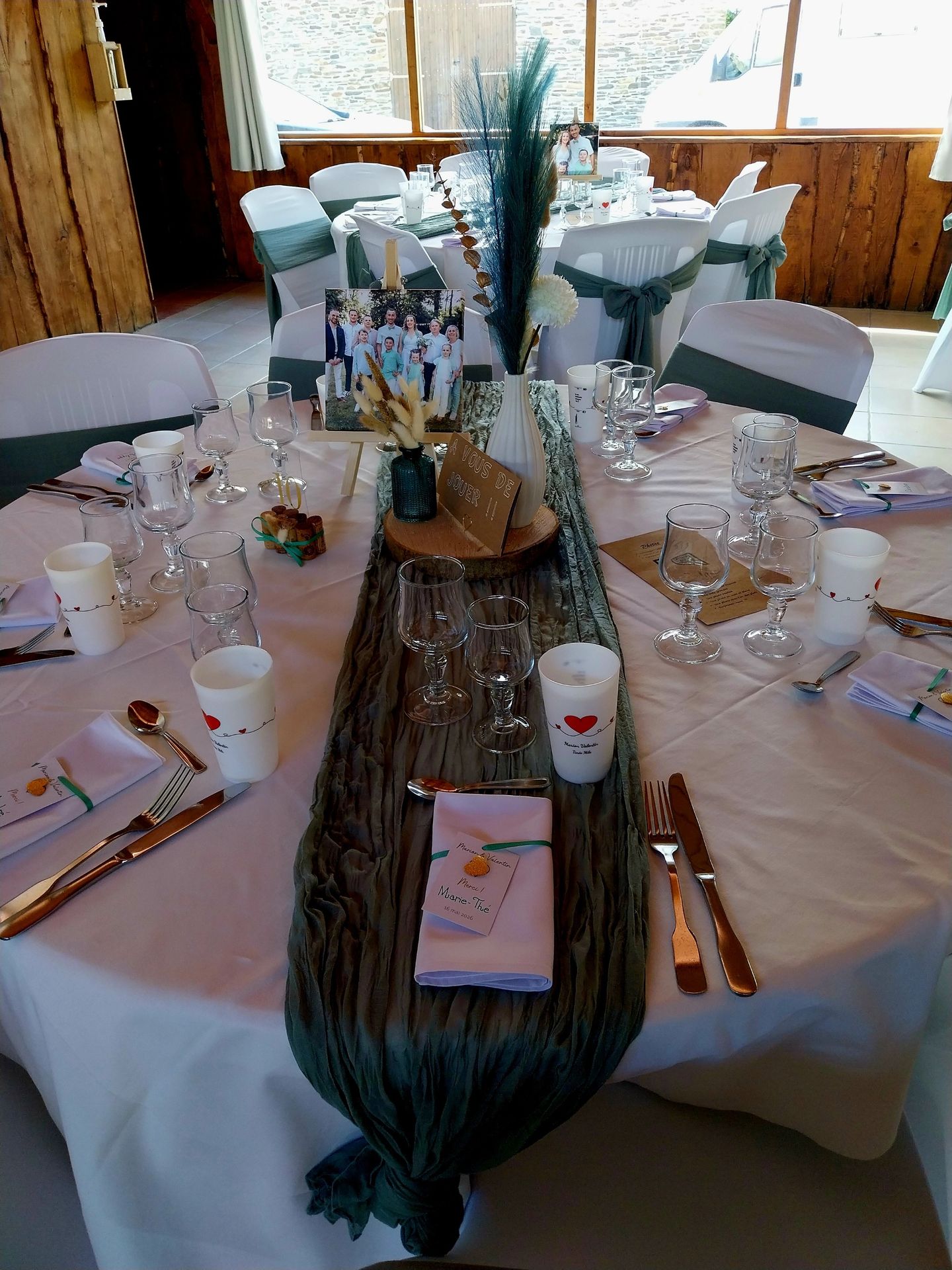 table blanche chemin de table et noeud de chaise vert sauge vase pampas cadeau invité personnalisé