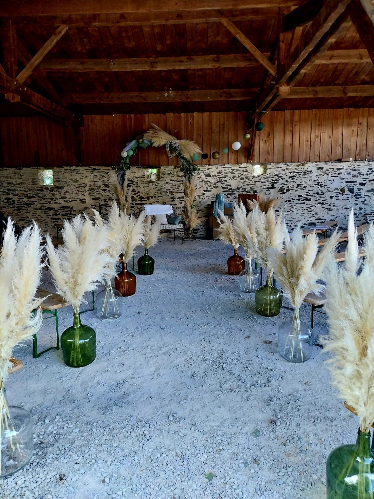 cérémonie laique vase pampas et arche ronde fleurs sèches