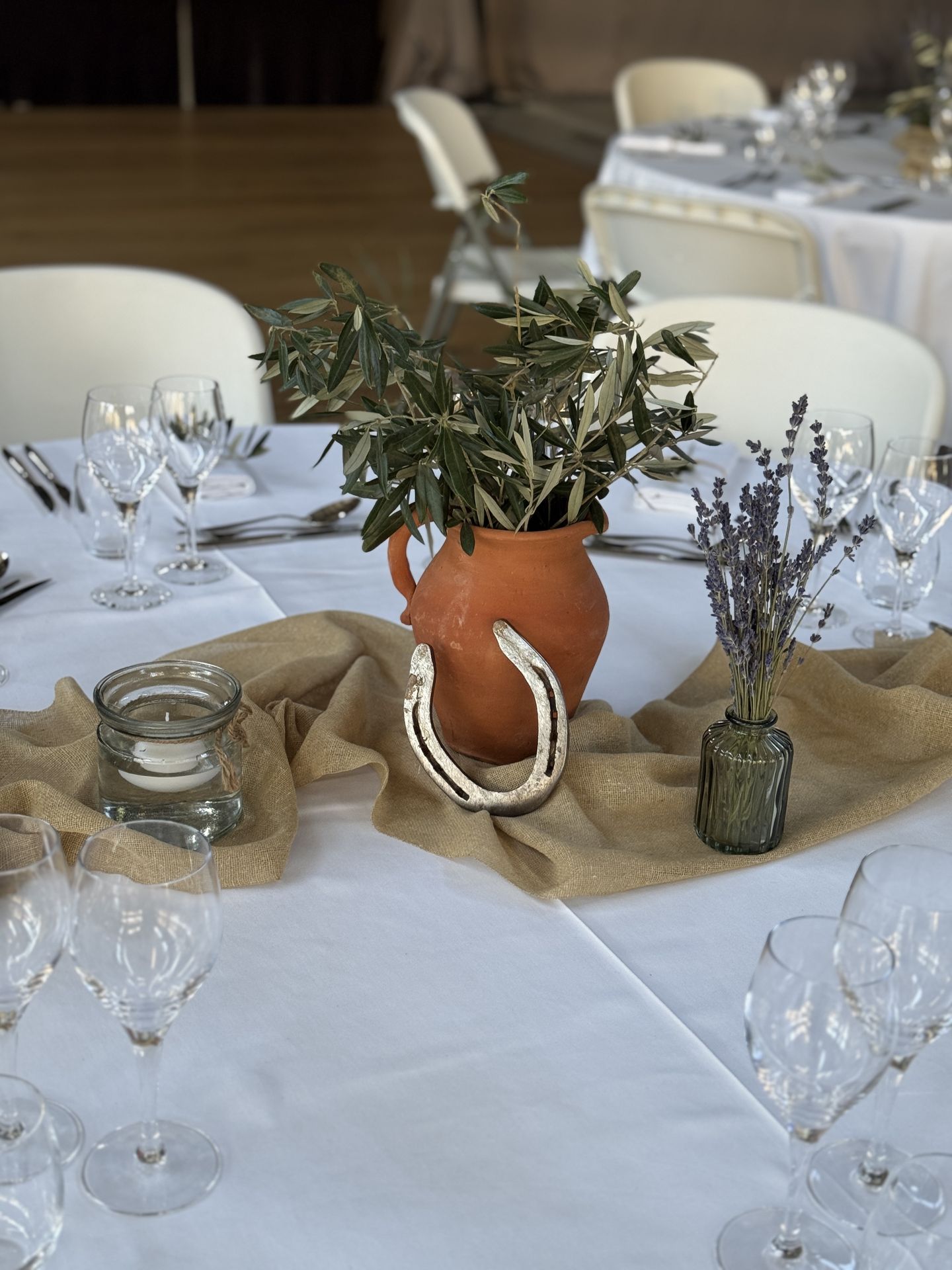 table blanche chemin de table sable vase terre cuite et feuillage lavande fer à cheval