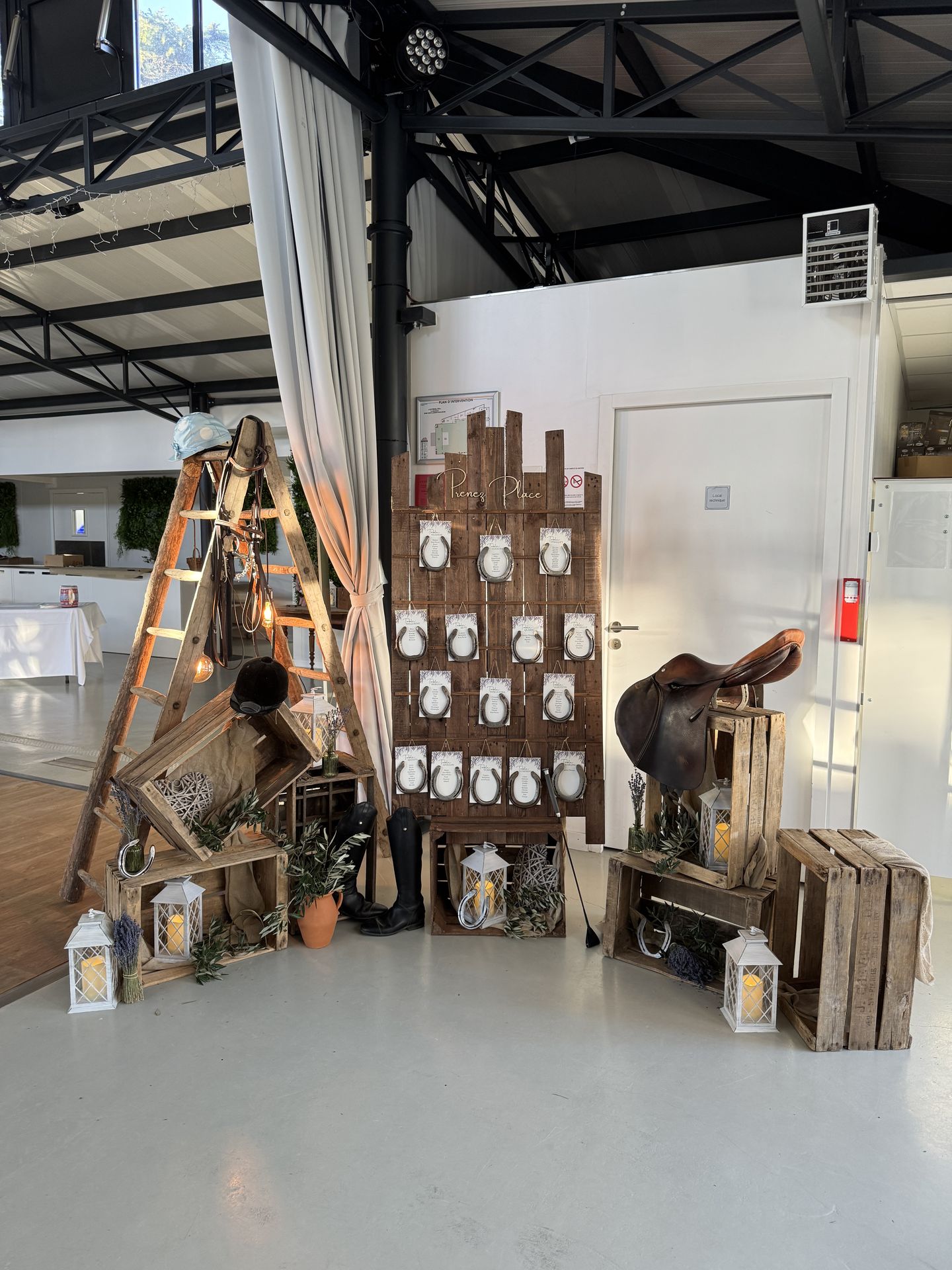 décor entrée de salle plan de table en bois échelle et cagette en bois éléments équestre cheval