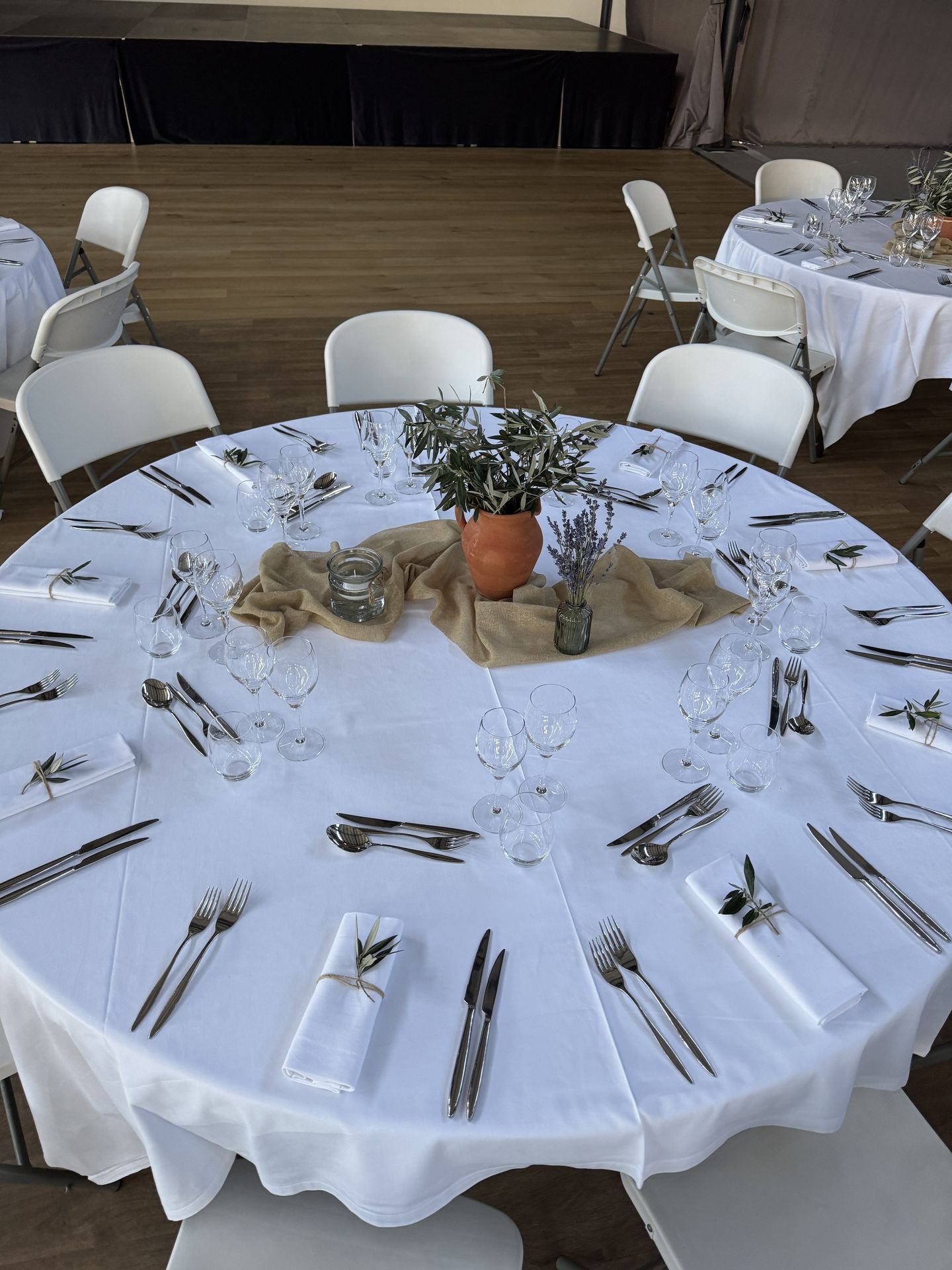 table blanche chemin de table sable vase terre cuite et feuillage lavande