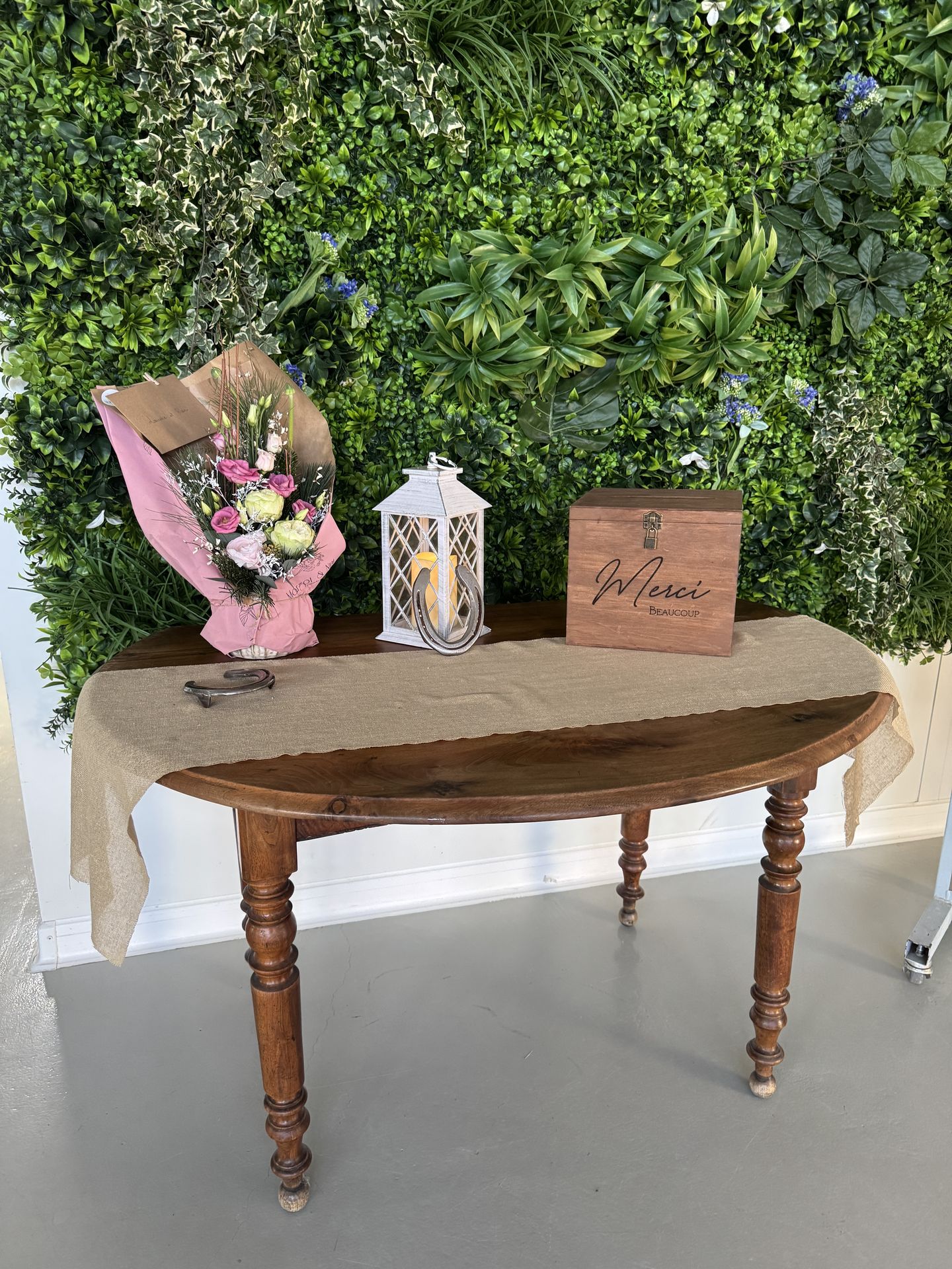 table en bois cagnotte et fleurs