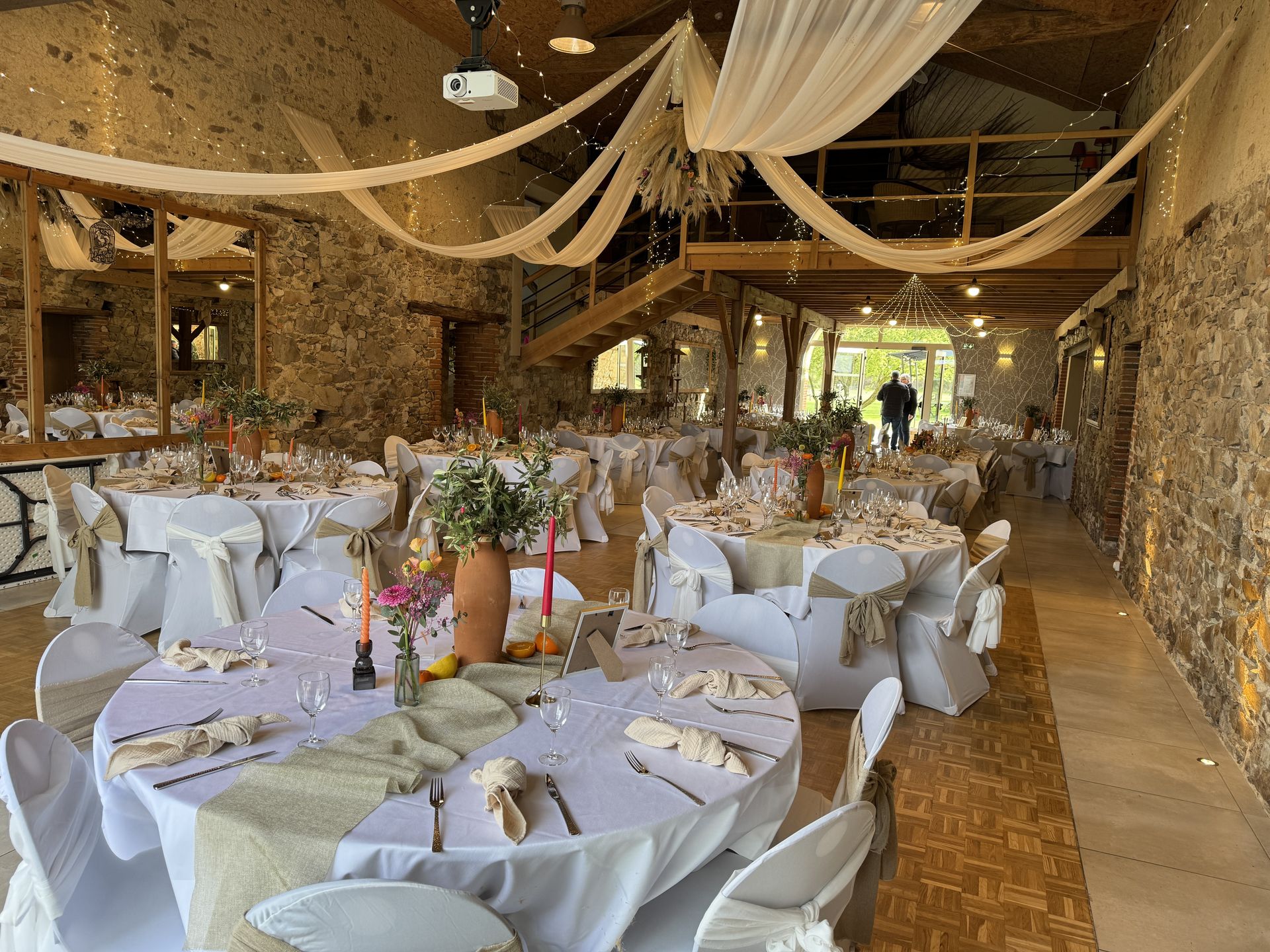 décor de salle plafond drapé sable pampas et table blanche chemin de table sable vase terre cuite fleurs coloré