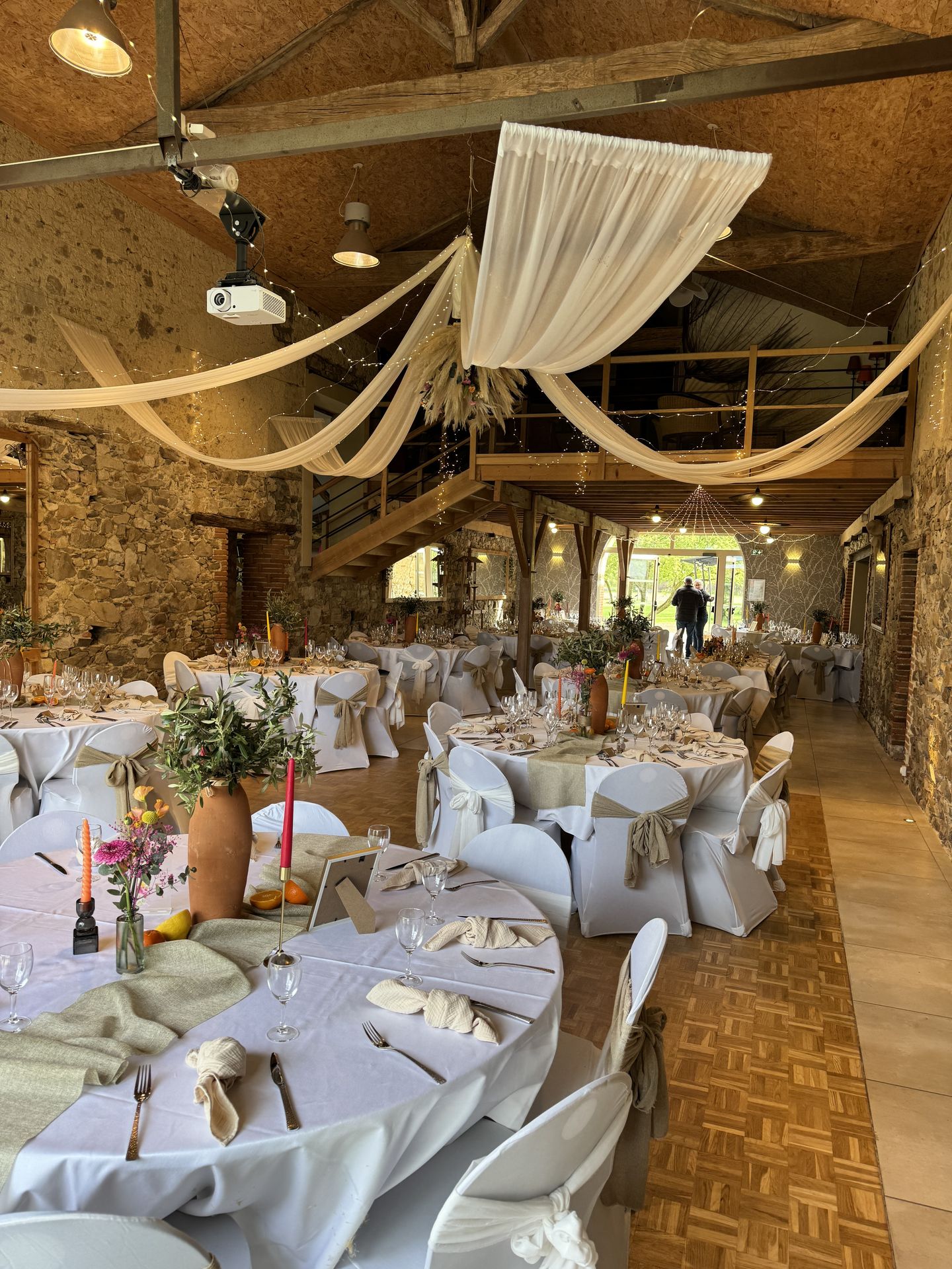 décor de salle plafond drapé sable pampas et table blanche chemin de table sable vase terre cuite fleurs et bougie coloré