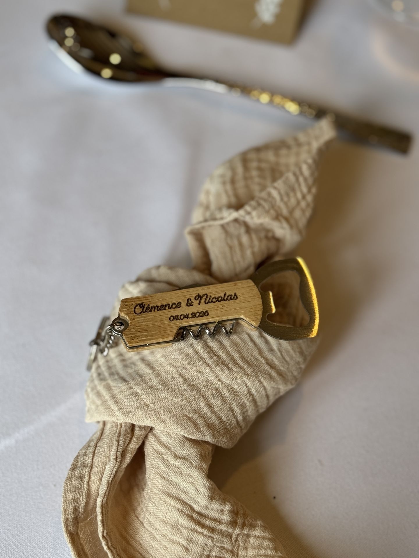 serviette beige en gaz de coton cadeau invité personnalisé en bois