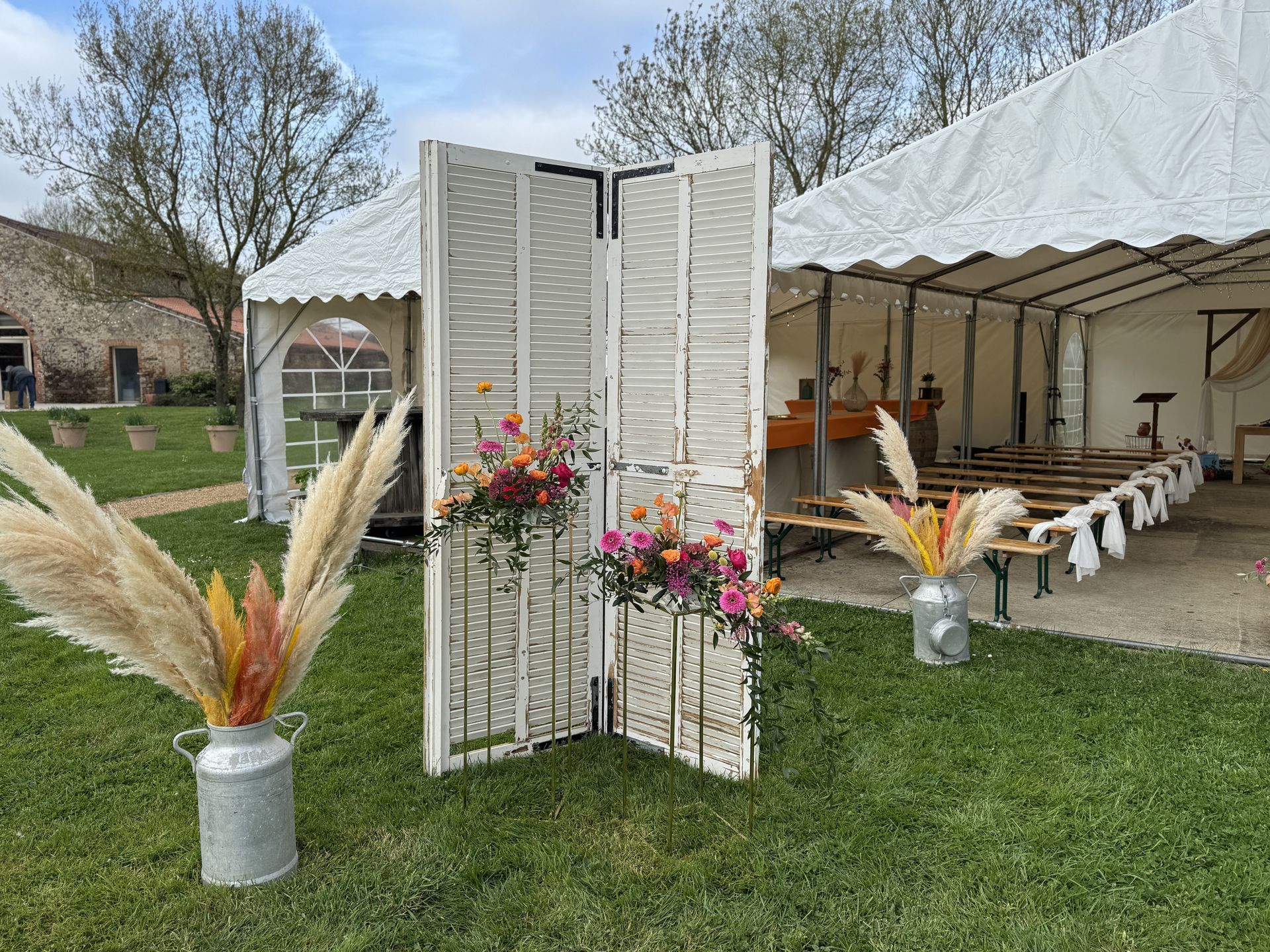 porte auvent blanche et composition florales colorés