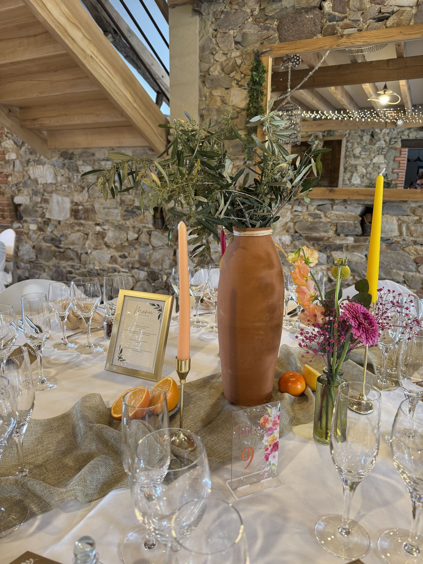 décor de salle plafond drapé sable pampas et table blanche chemin de table sable vase terre cuite fleurs coloré