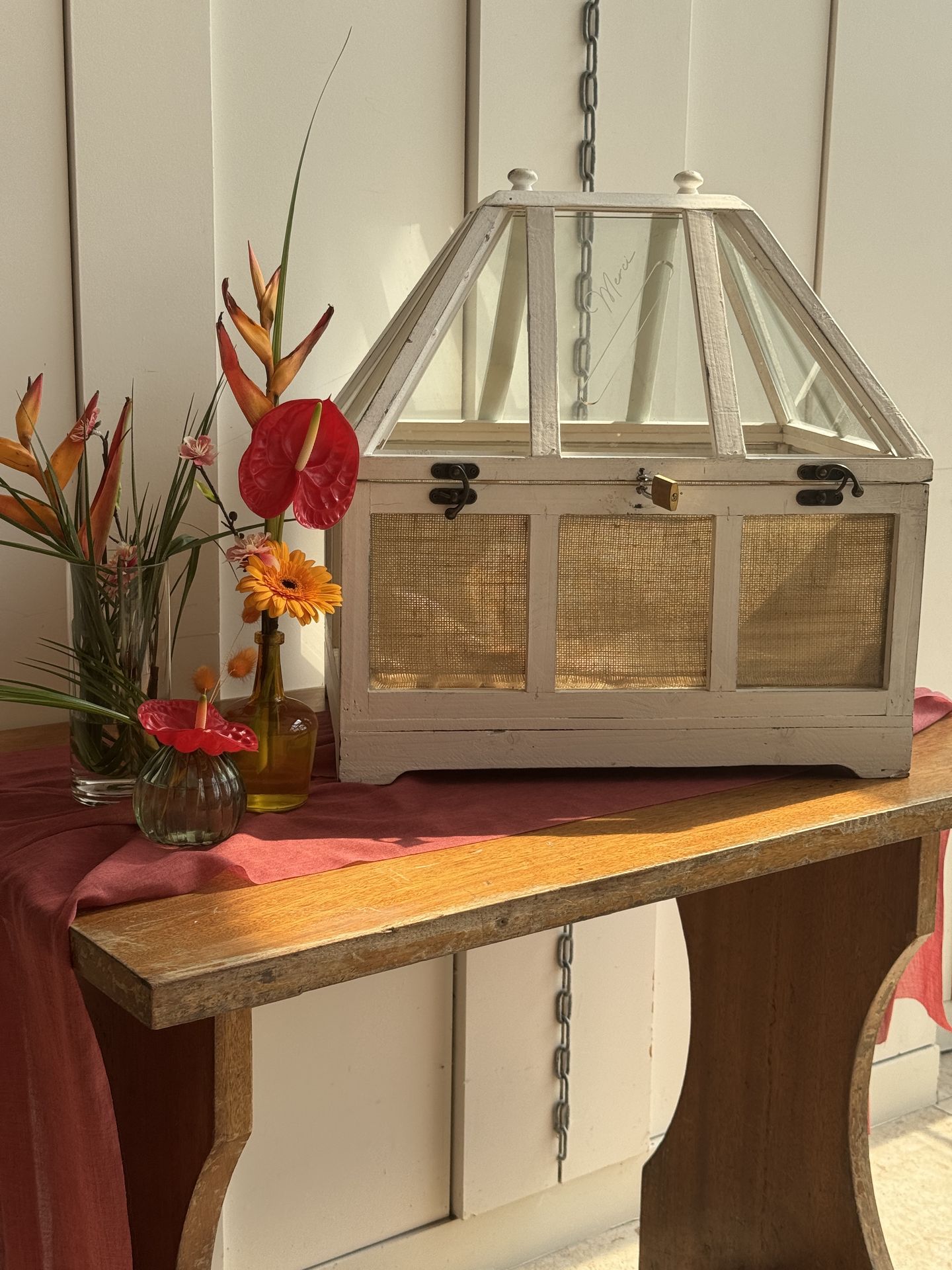 table cagnotte en bois blanche et vase fleurs exotique