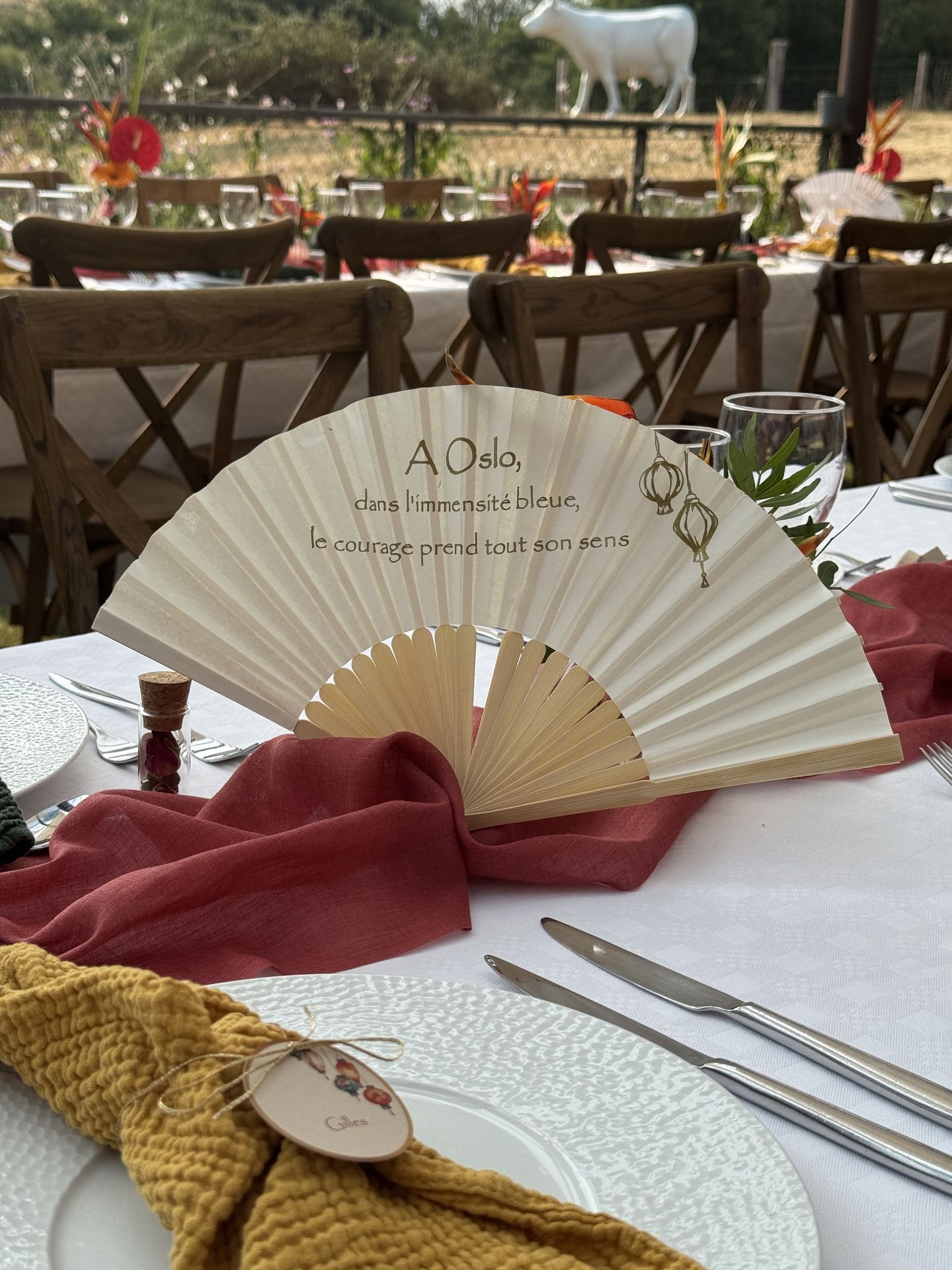 nom de table personnalisé sur éventail chemin de table coloré