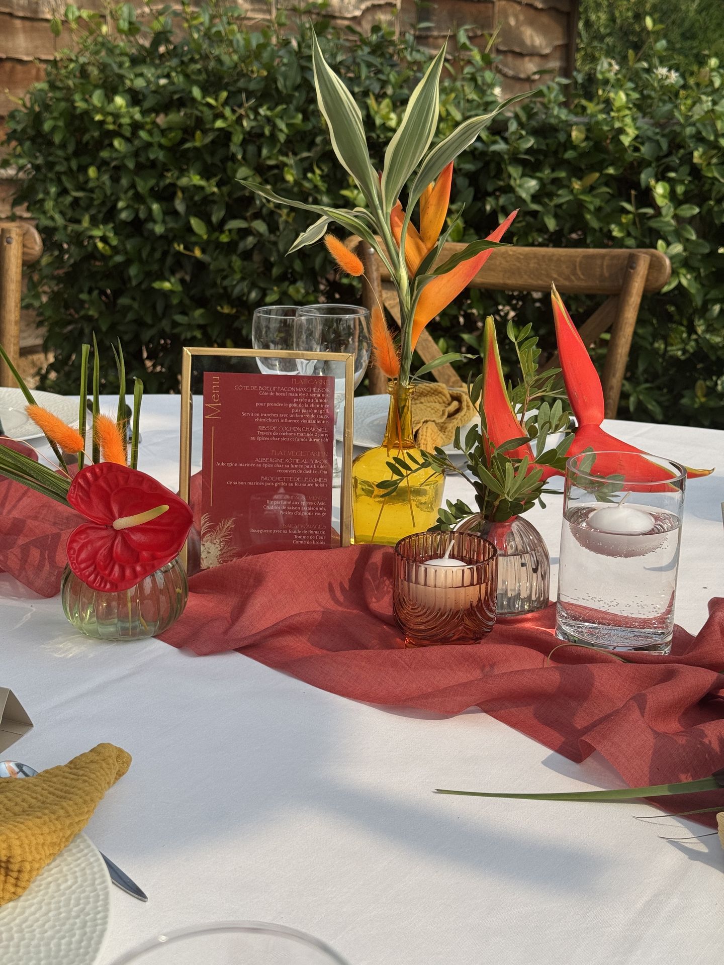 décor centre de table menu cadre doré personnalisé fleurs exotique vase et bougie