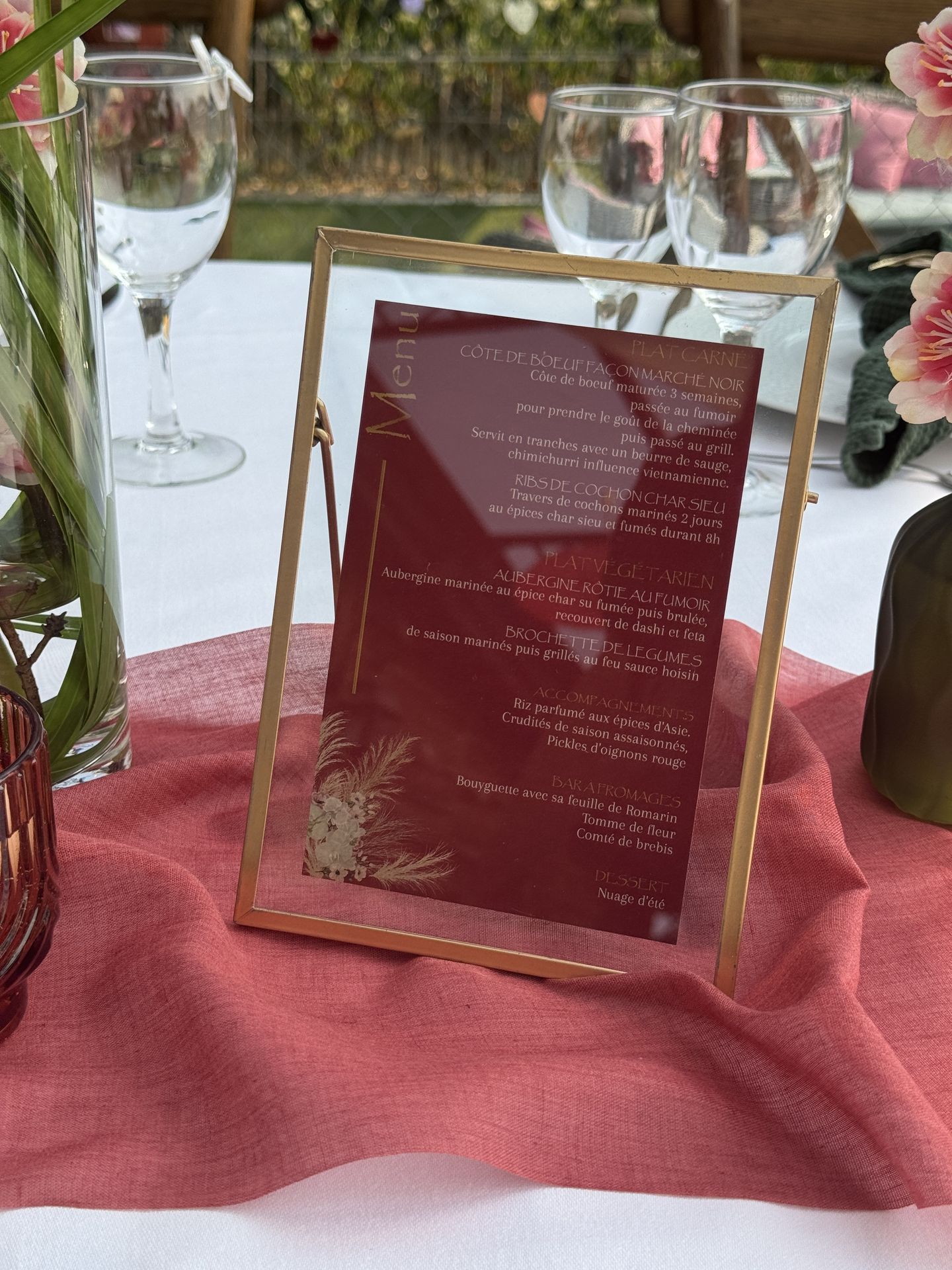 chemin de table coloré et menu personnalisé cadre doré