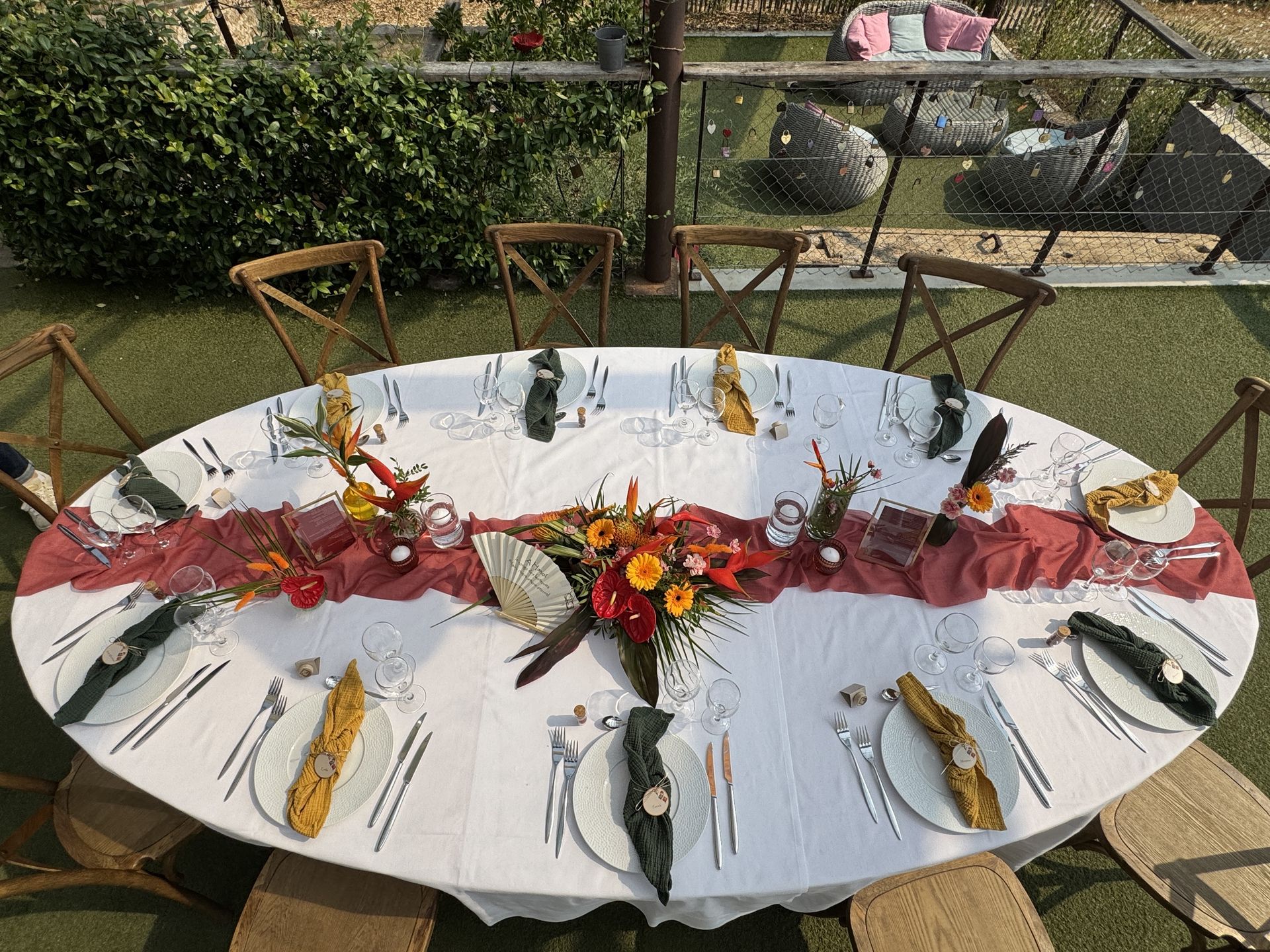 décor de salle table blanche et couleurs serviette coloré fleurs exotique