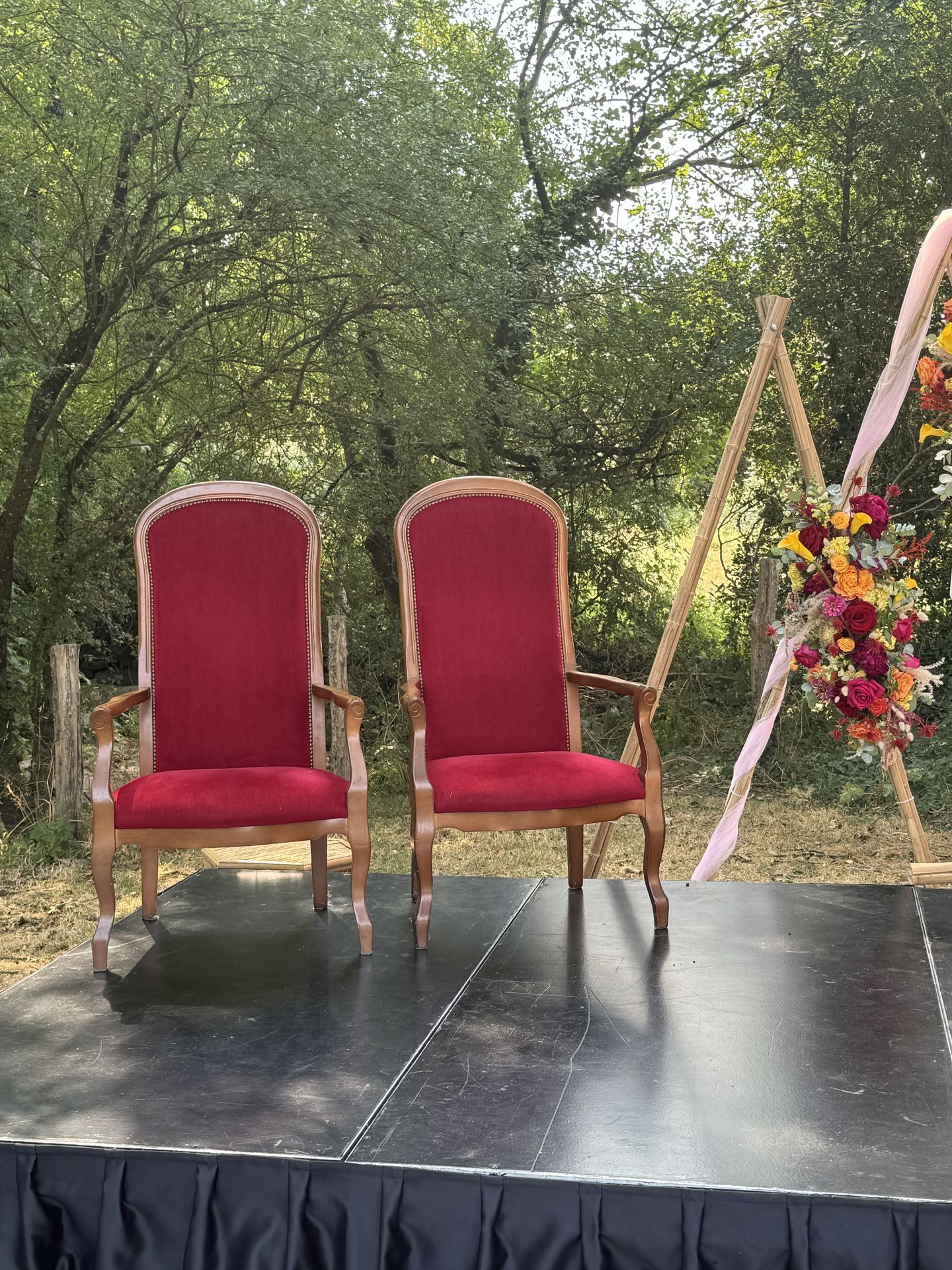 cérémonie laique fauteuil rouge et arche en bois pyramide