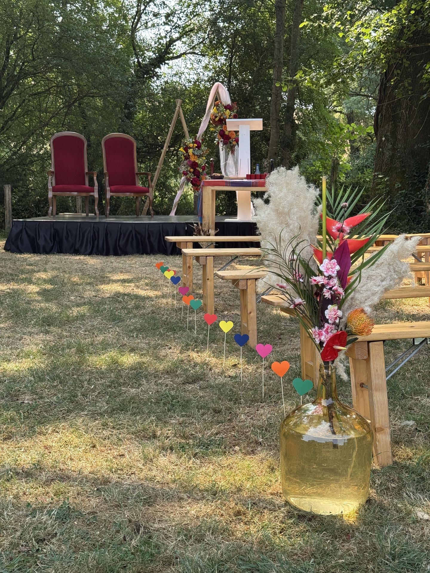 cérémonie laique vase fleurs sèches coeur coloré arche pyramide et fauteuil rouge