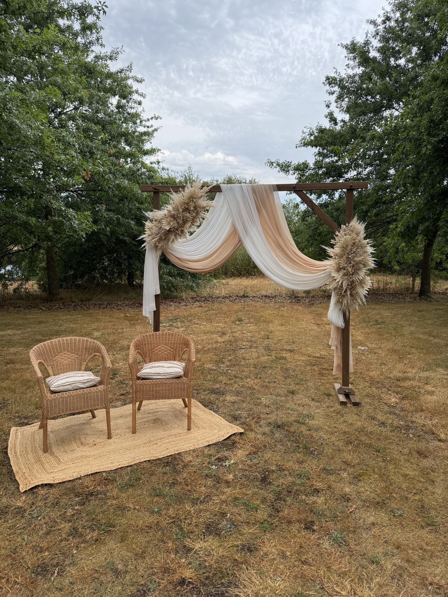 cérémonie laique arche drapé blanc et sable et pampas