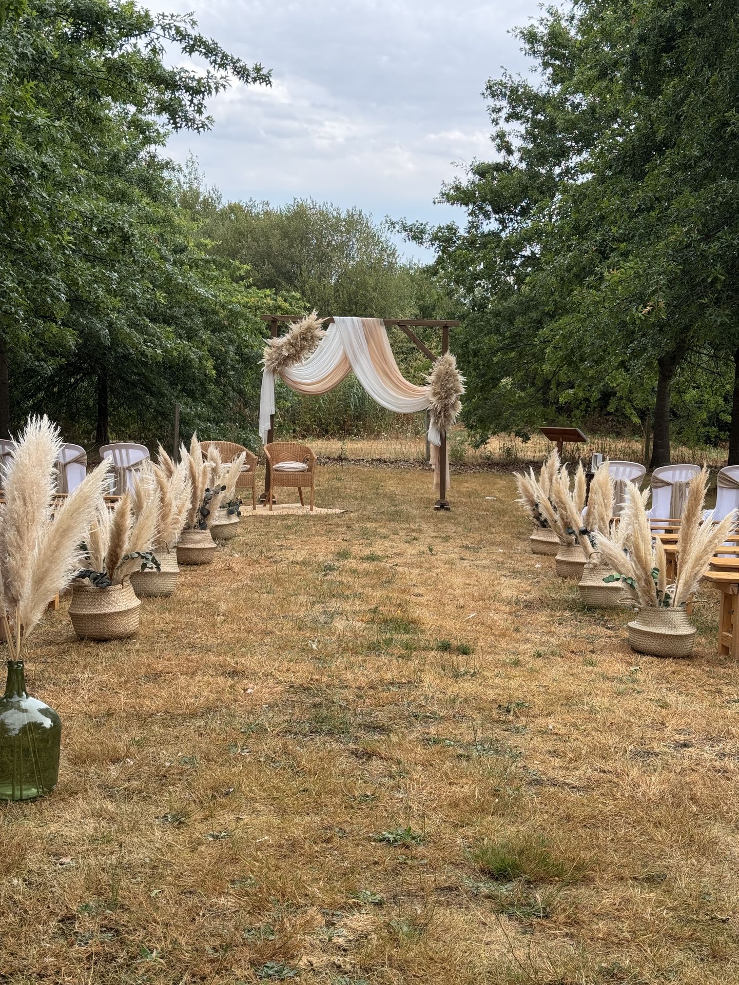 cérémonie laique pampas arche drapé blanc et sable