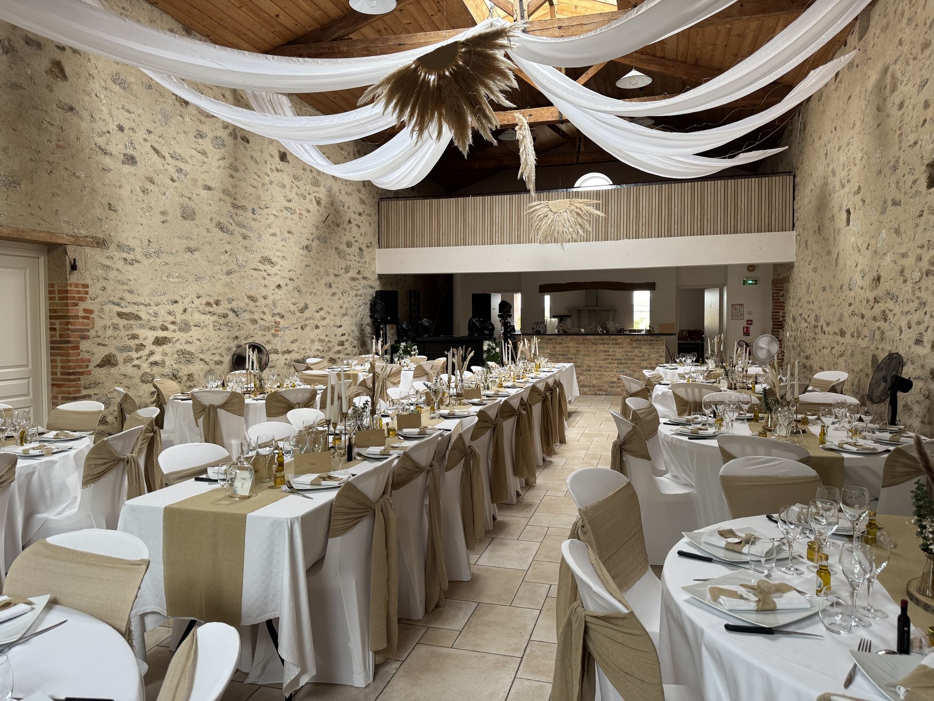 salle intérieur tentures blanche pampas soleil table blanche et sable nœud de chaise