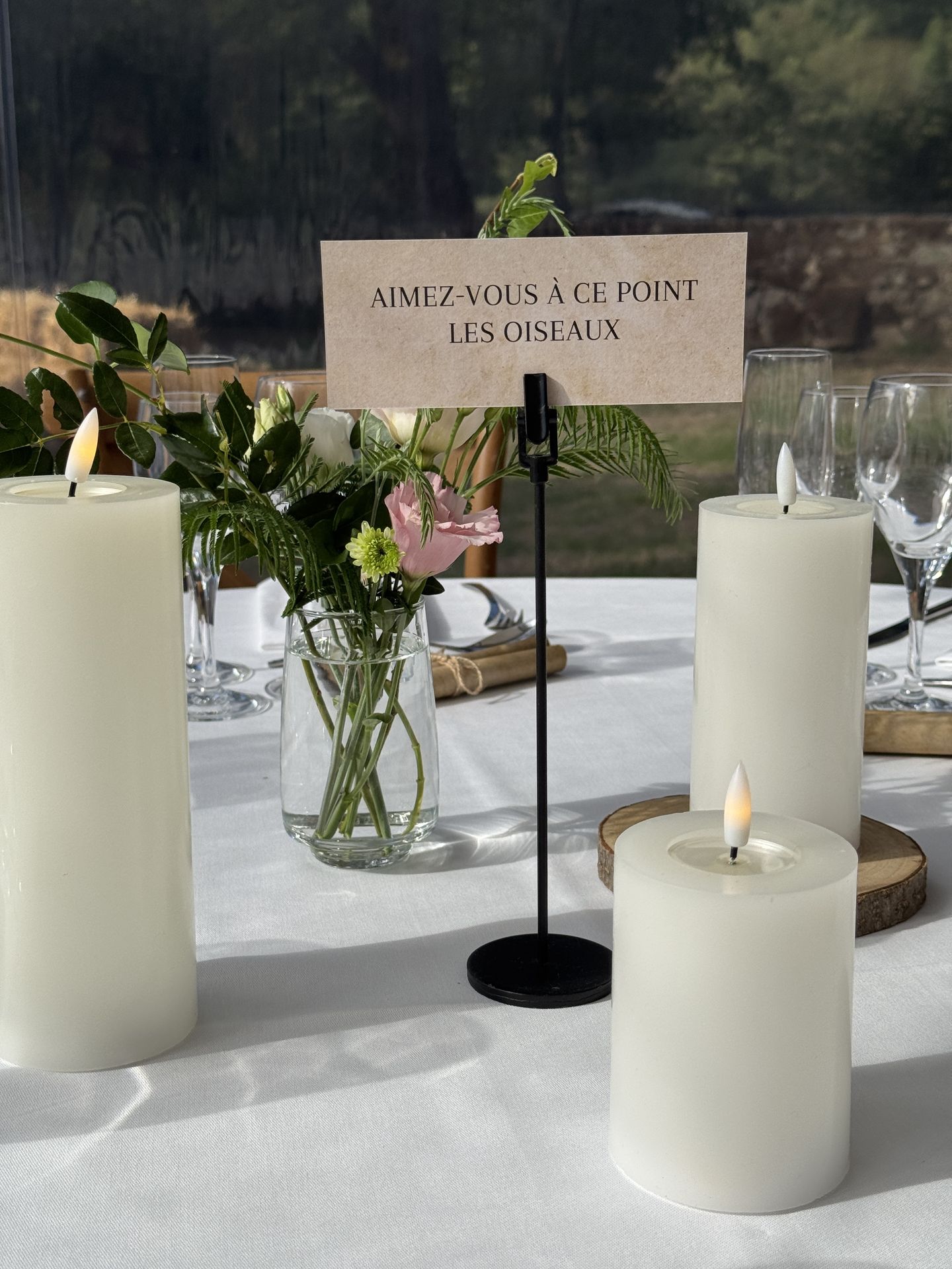centre de table rondin de bois bougie nom de table fleurs champêtre