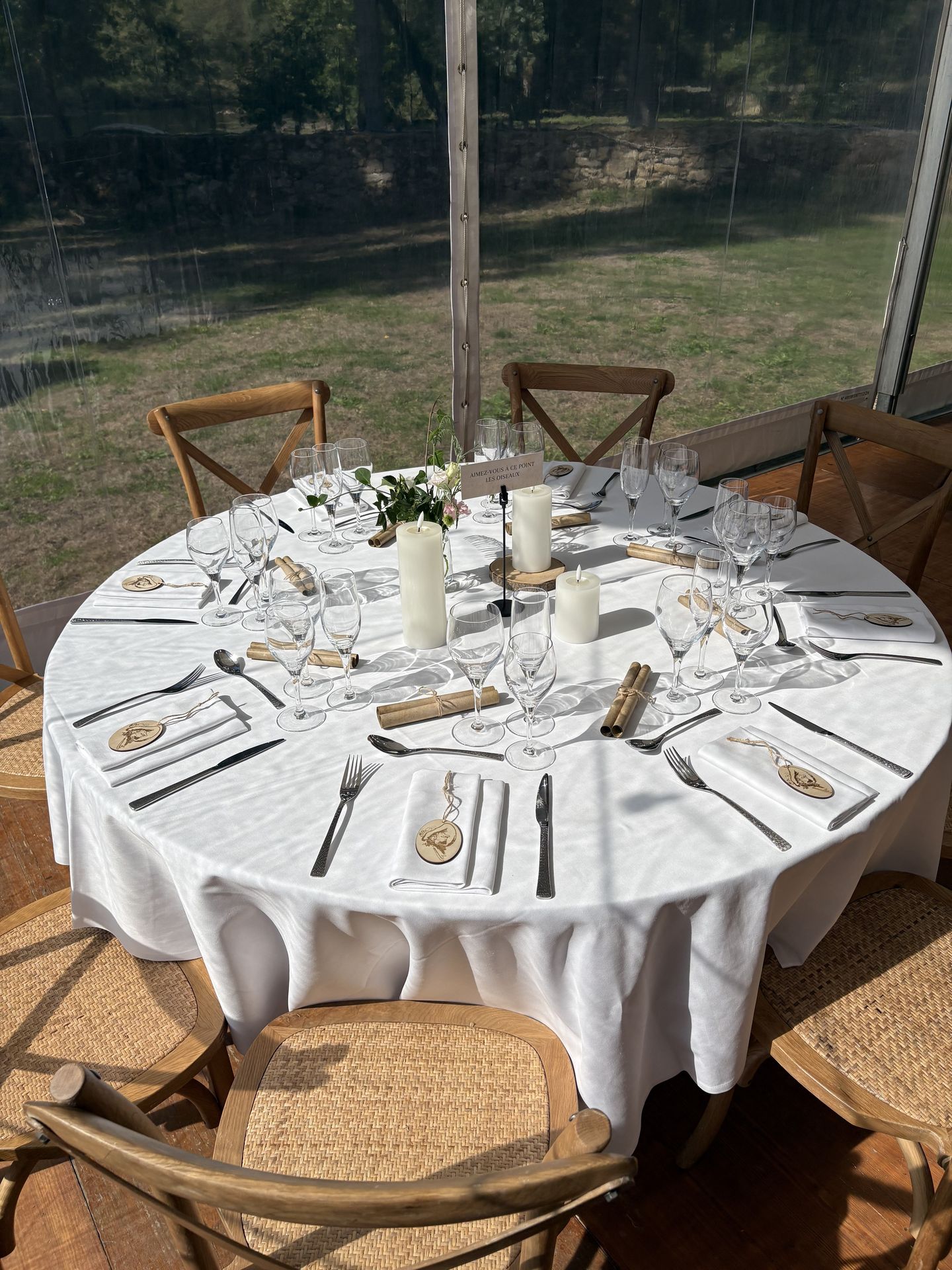 décoration de salle intérieur table blanche chaise bois bougies et fleurs champêtre