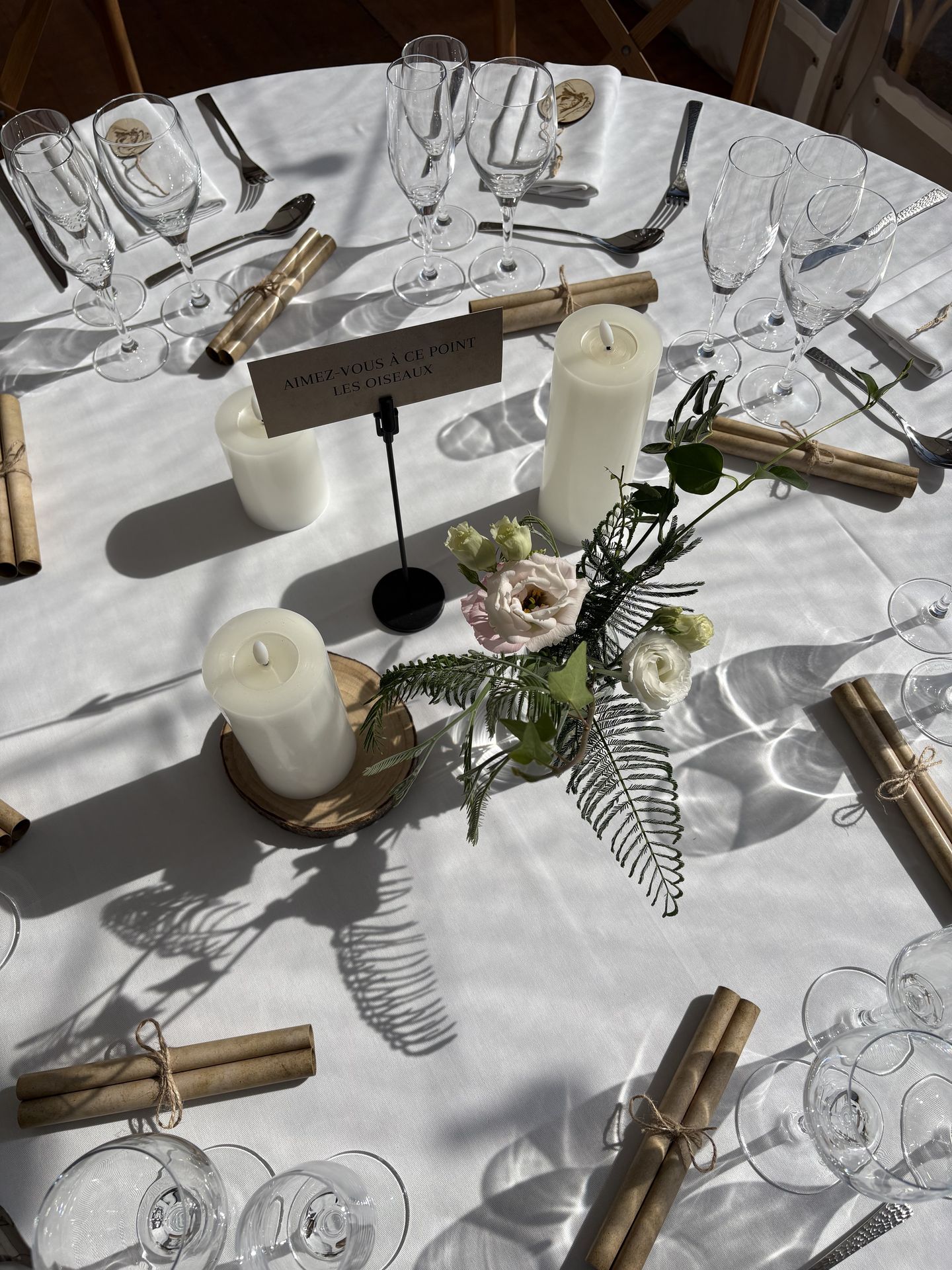 centre de table rondin de bois bougie nom de table fleurs champêtre
