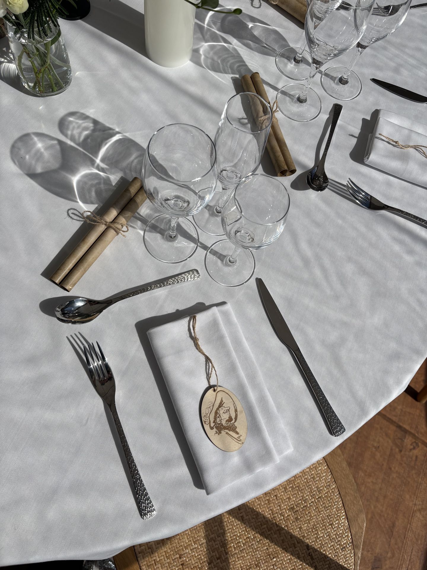 cadeau invité en bois personnalisé et menu de table enroulé