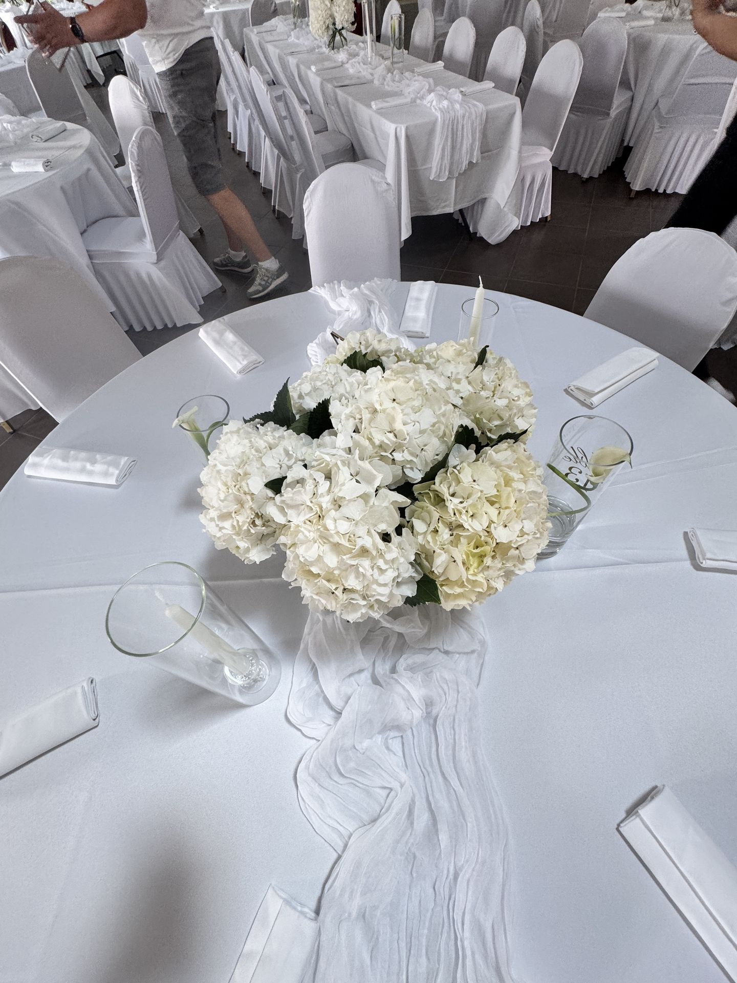 table blanche et composition florale vase transparente bougie