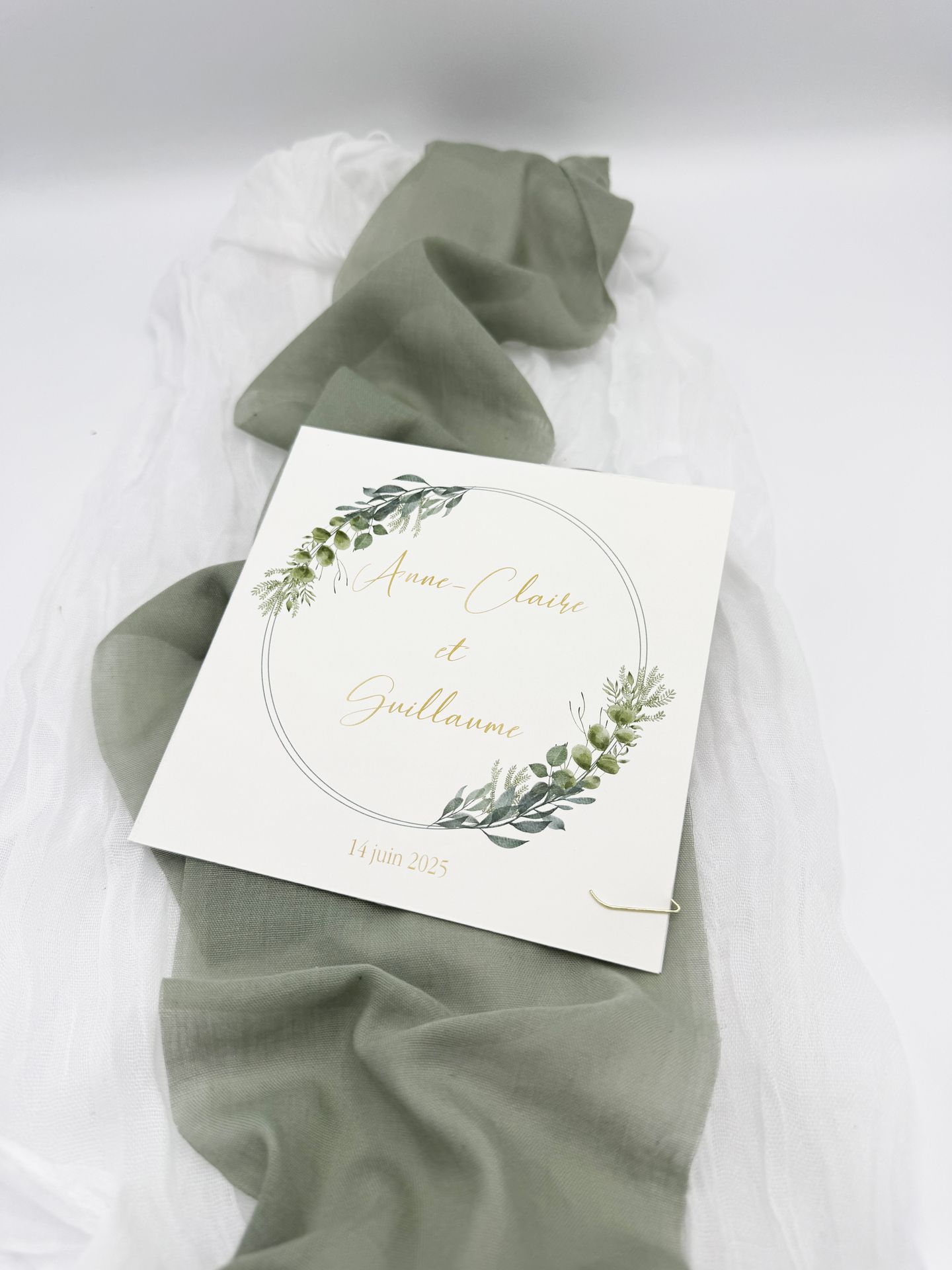 Faire par mariage couronne de végétaux doré vert eucalyptus