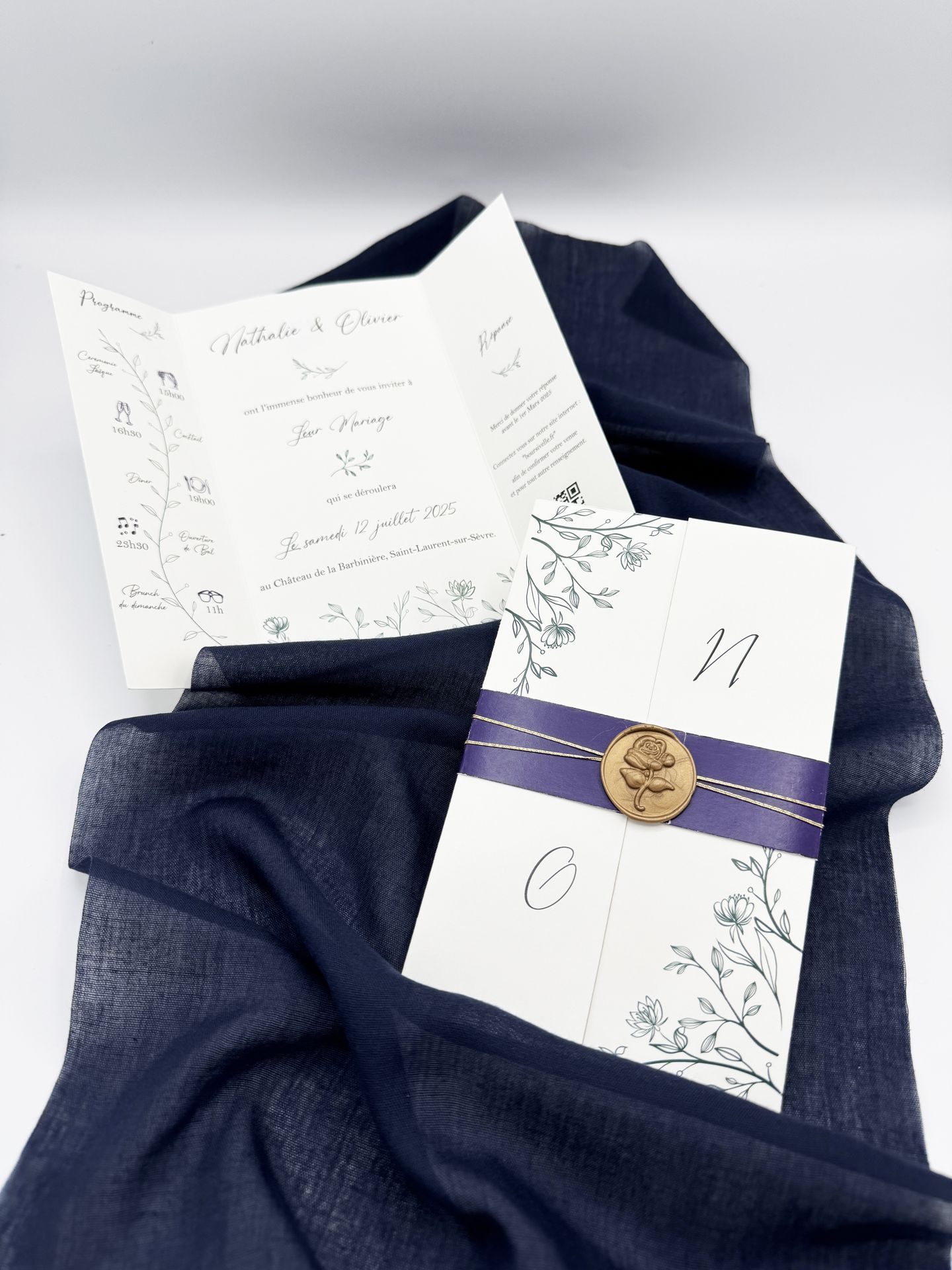 Faire part mariage bleu marine fleurs vert sapin seau de cire doré