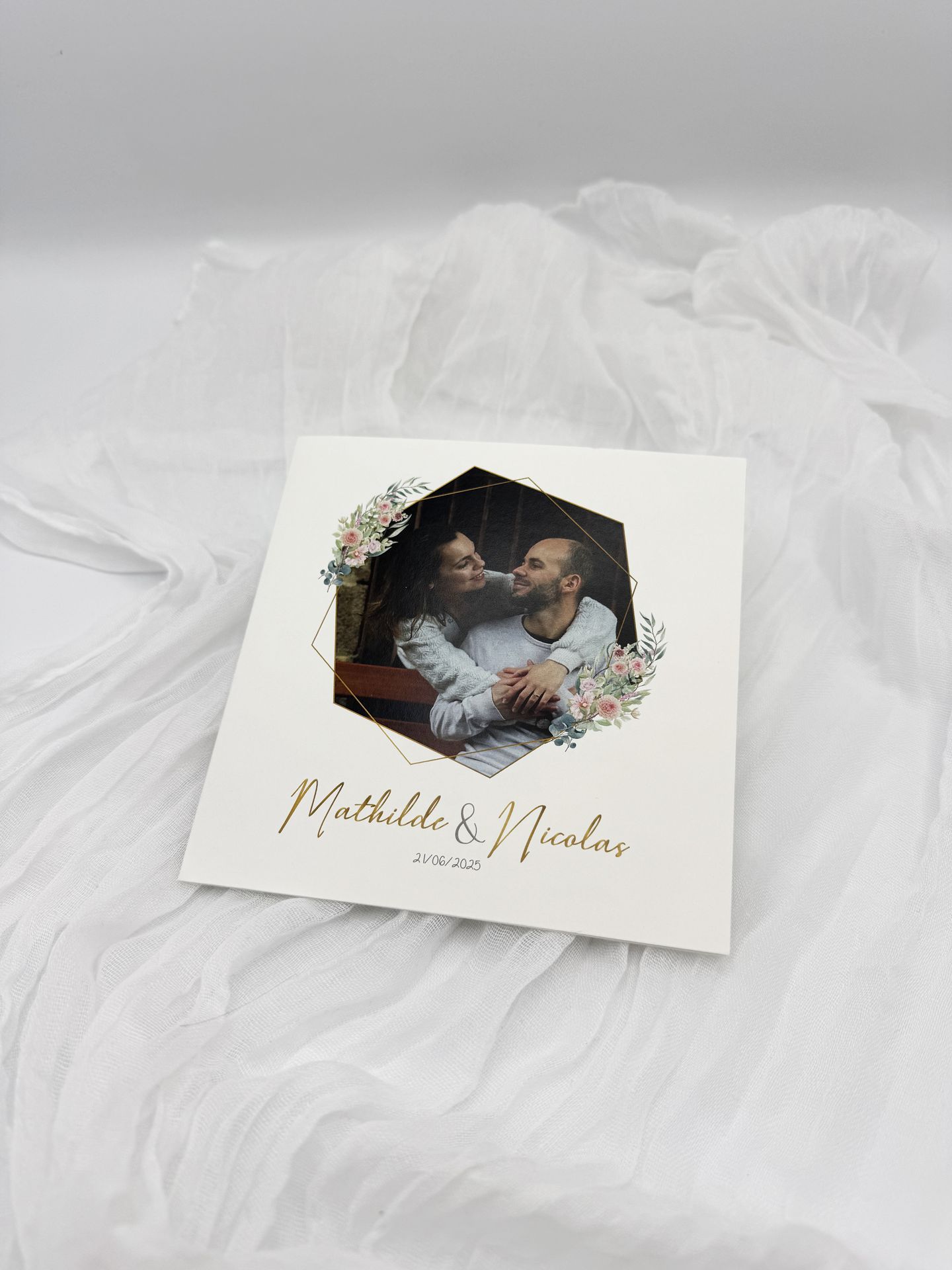 Faire part mariage blanc carré couronne doré fleurs photo mariés