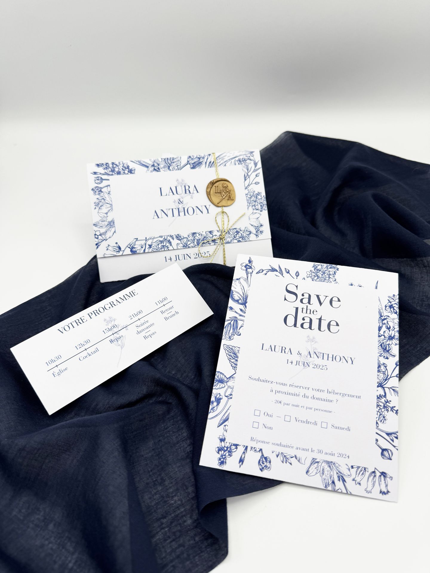 Faire part mariage bleu marine fleurs seau doré