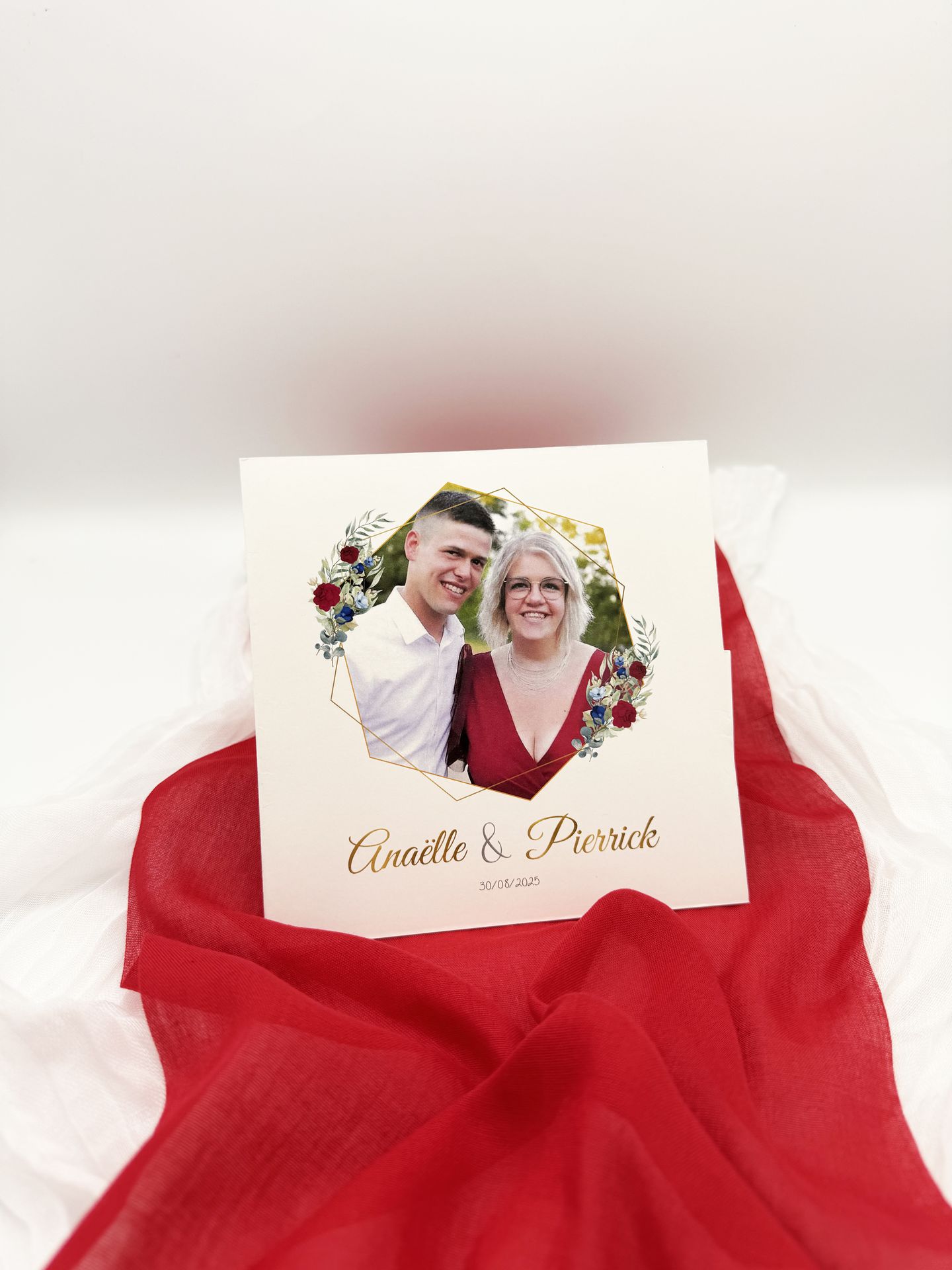 Faire part mariage blanc doré rouge photo mariés rose rouge eucalyptus